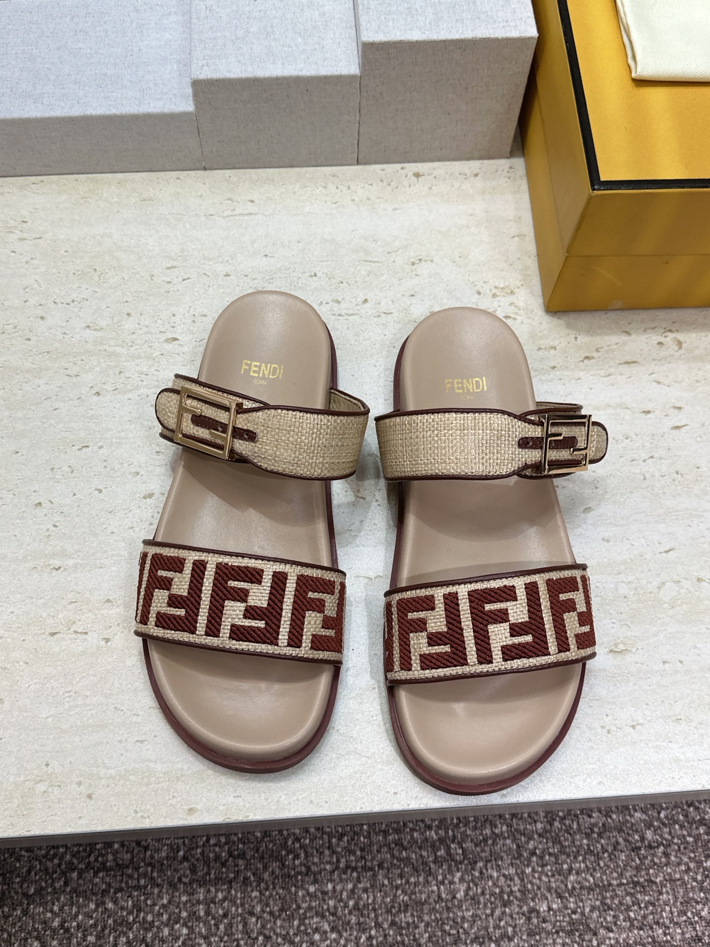 芬迪 Fendi 2026春夏情侣新款懒人沙滩鞋 F家明星同款字母logo五金扣厚底圆头露趾拼色凉拖鞋材