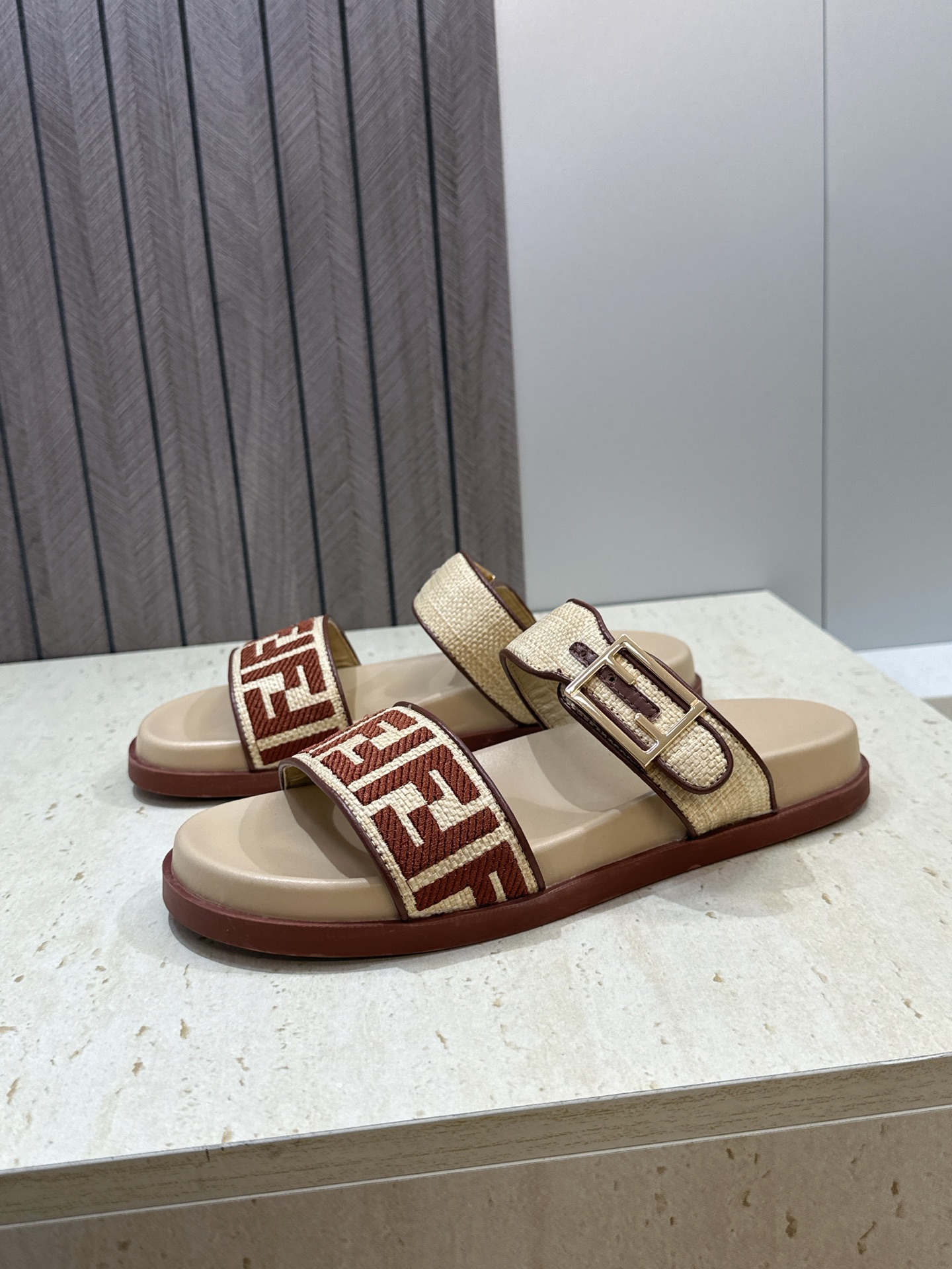 芬迪 Fendi 2026春夏情侣新款懒人沙滩鞋 F家明星同款字母logo五金扣厚底圆头露趾拼色凉拖鞋材