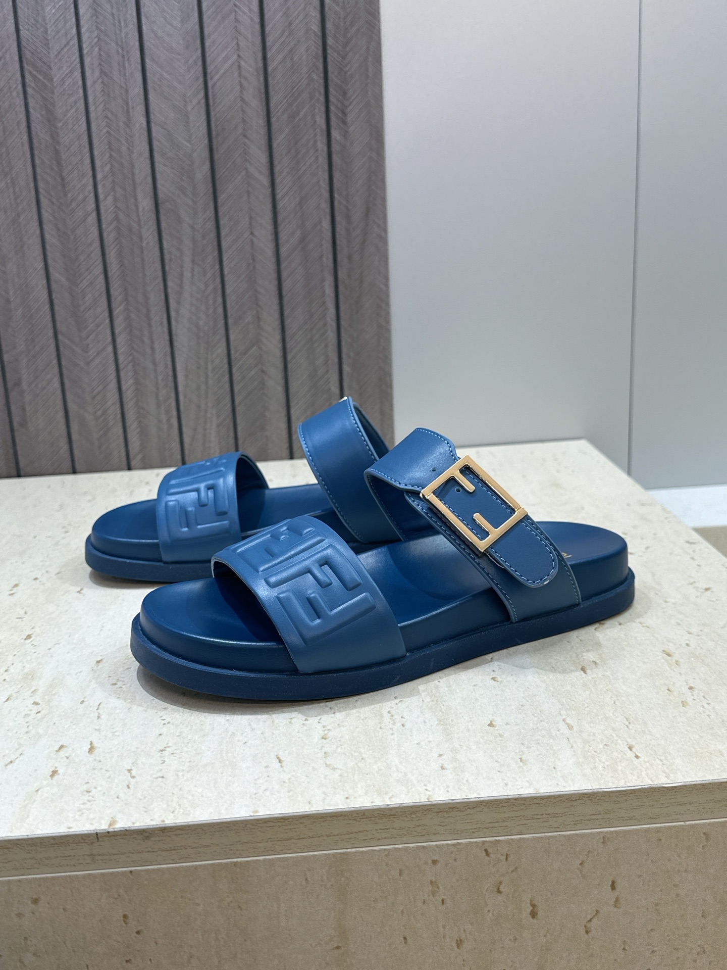 芬迪 Fendi 2026春夏情侣新款懒人沙滩鞋 F家明星同款字母logo五金扣厚底圆头露趾拼色凉拖鞋材
