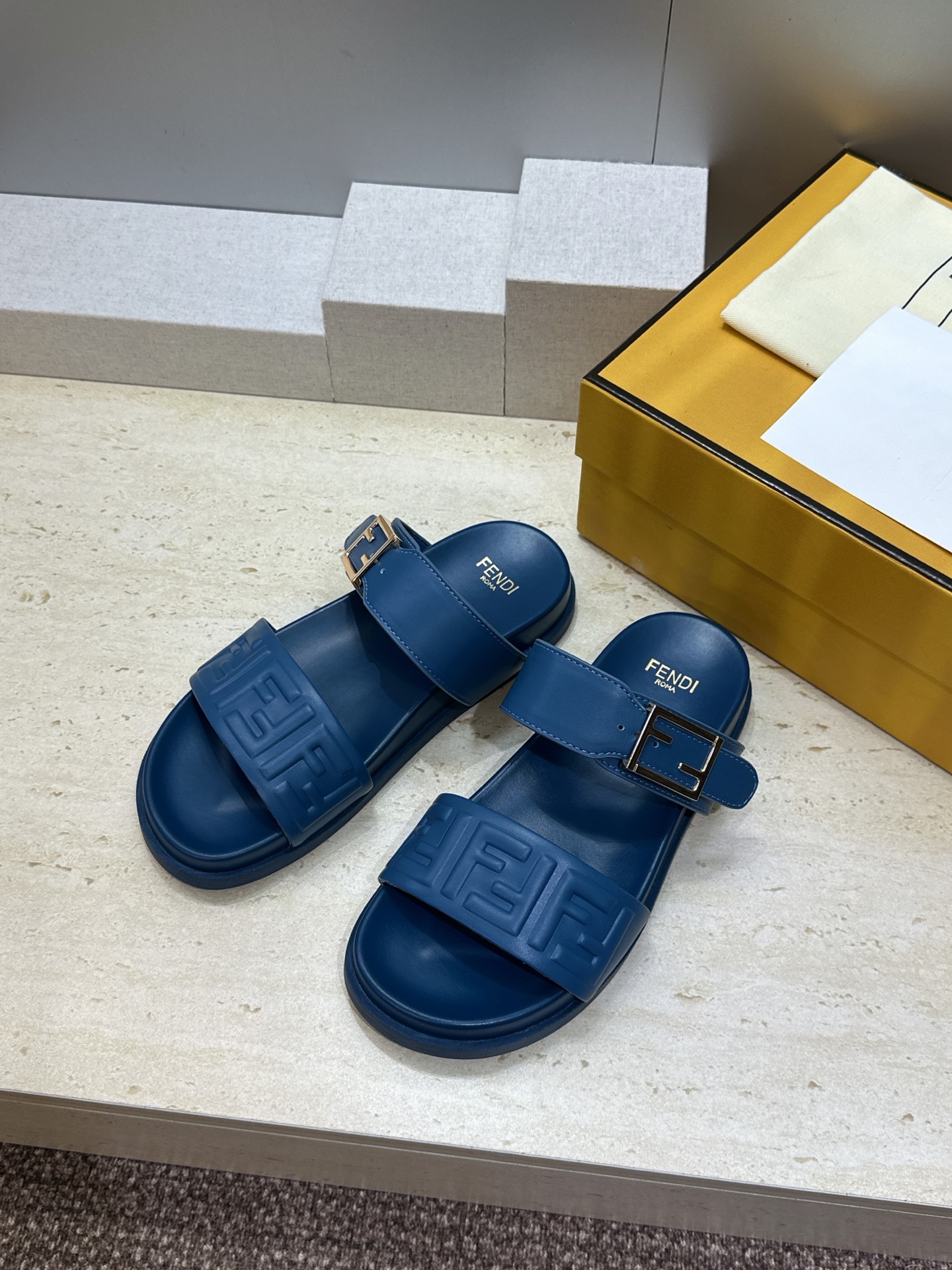 芬迪 Fendi 2026春夏情侣新款懒人沙滩鞋 F家明星同款字母logo五金扣厚底圆头露趾拼色凉拖鞋材