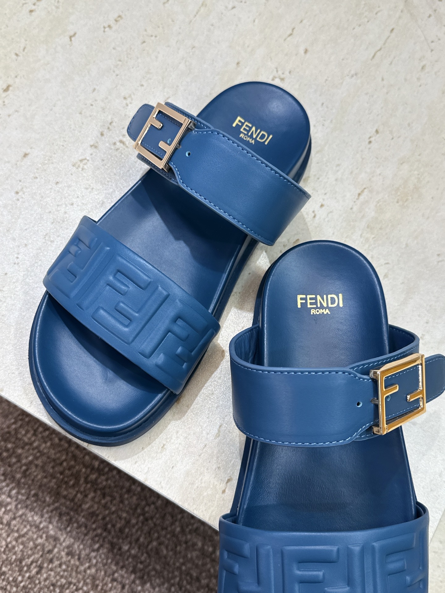 芬迪 Fendi 2026春夏情侣新款懒人沙滩鞋 F家明星同款字母logo五金扣厚底圆头露趾拼色凉拖鞋材