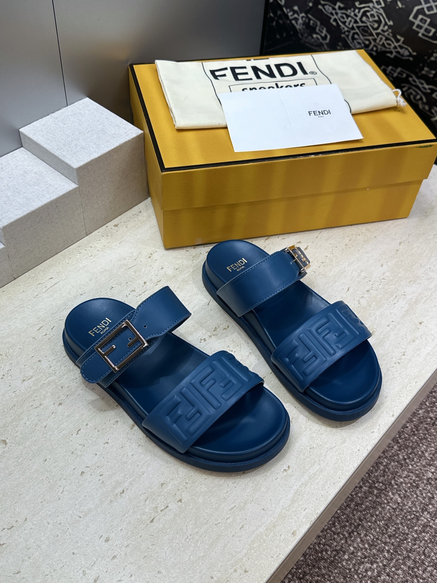 芬迪 Fendi 2026春夏情侣新款懒人沙滩鞋 F家明星同款字母logo五金扣厚底圆头露趾拼色凉拖鞋材