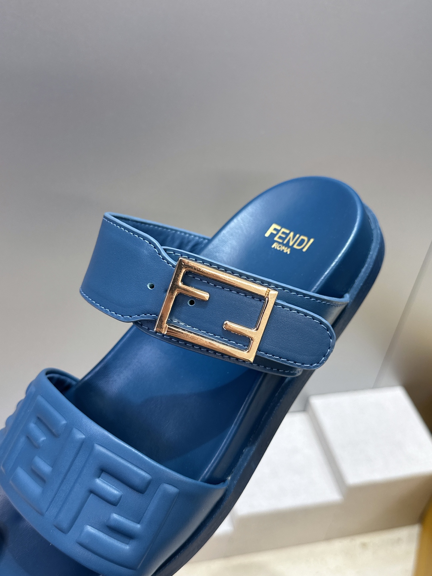 芬迪 Fendi 2026春夏情侣新款懒人沙滩鞋 F家明星同款字母logo五金扣厚底圆头露趾拼色凉拖鞋材