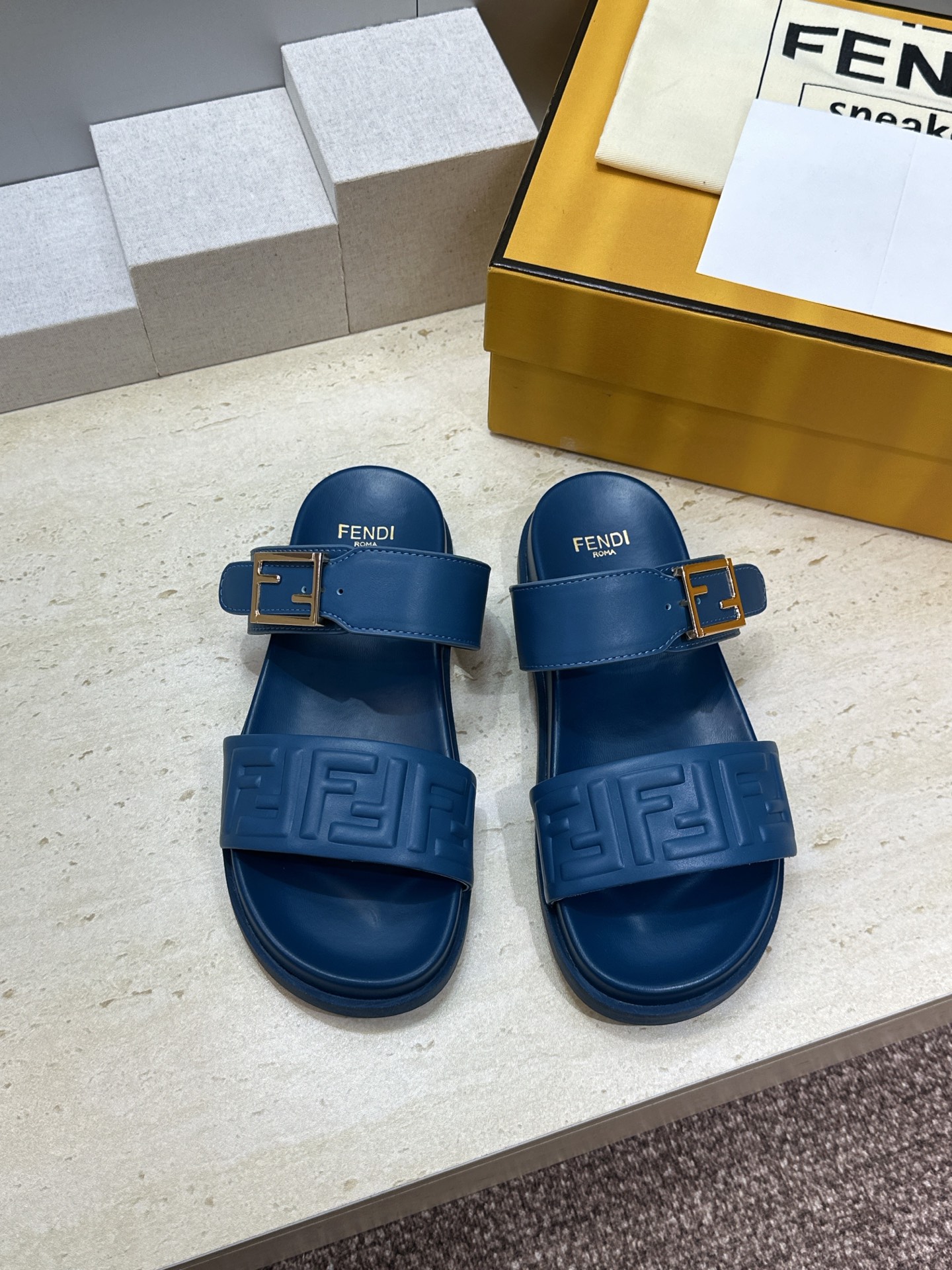 芬迪 Fendi 2026春夏情侣新款懒人沙滩鞋 F家明星同款字母logo五金扣厚底圆头露趾拼色凉拖鞋材