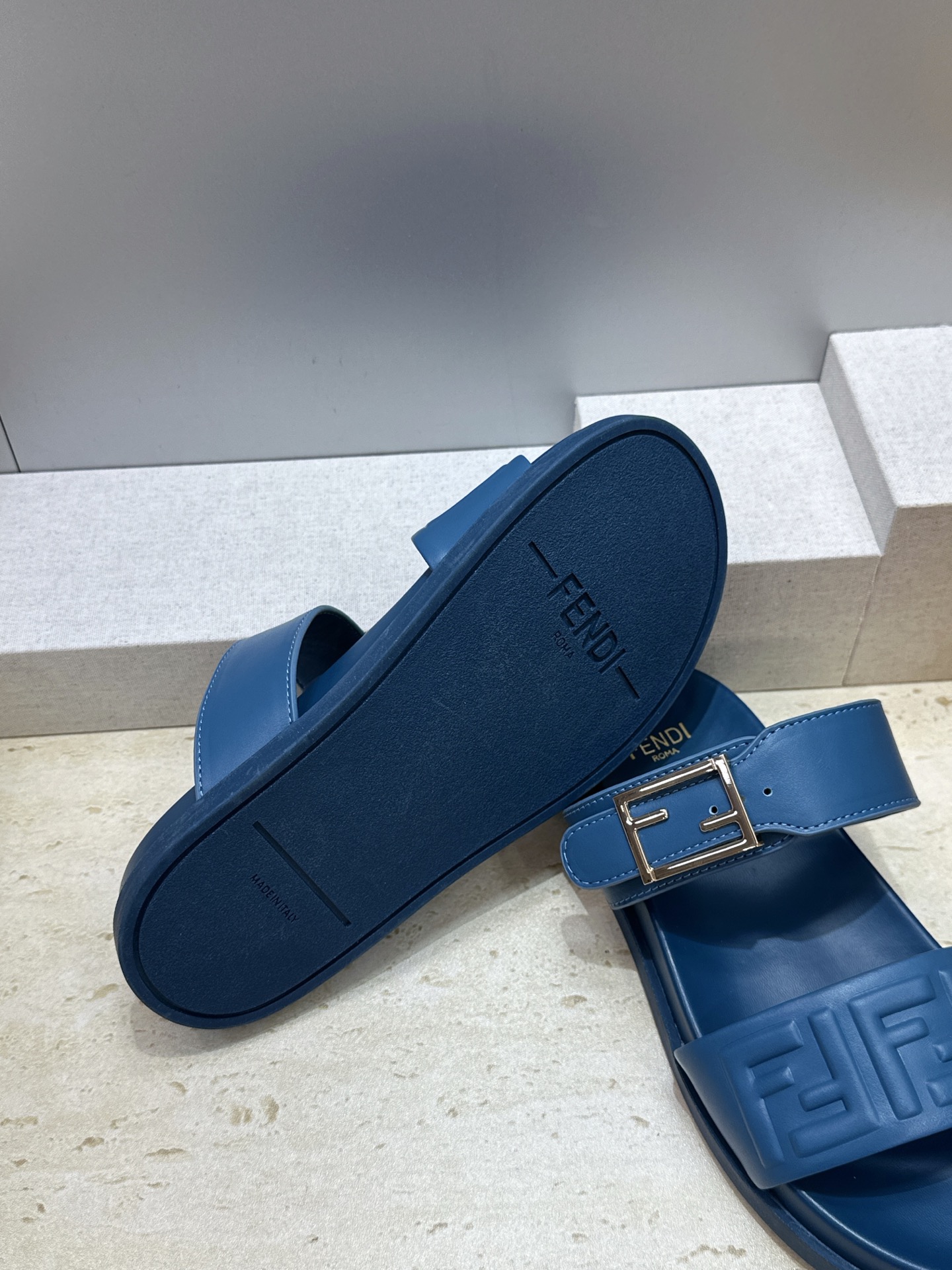 芬迪 Fendi 2026春夏情侣新款懒人沙滩鞋 F家明星同款字母logo五金扣厚底圆头露趾拼色凉拖鞋材