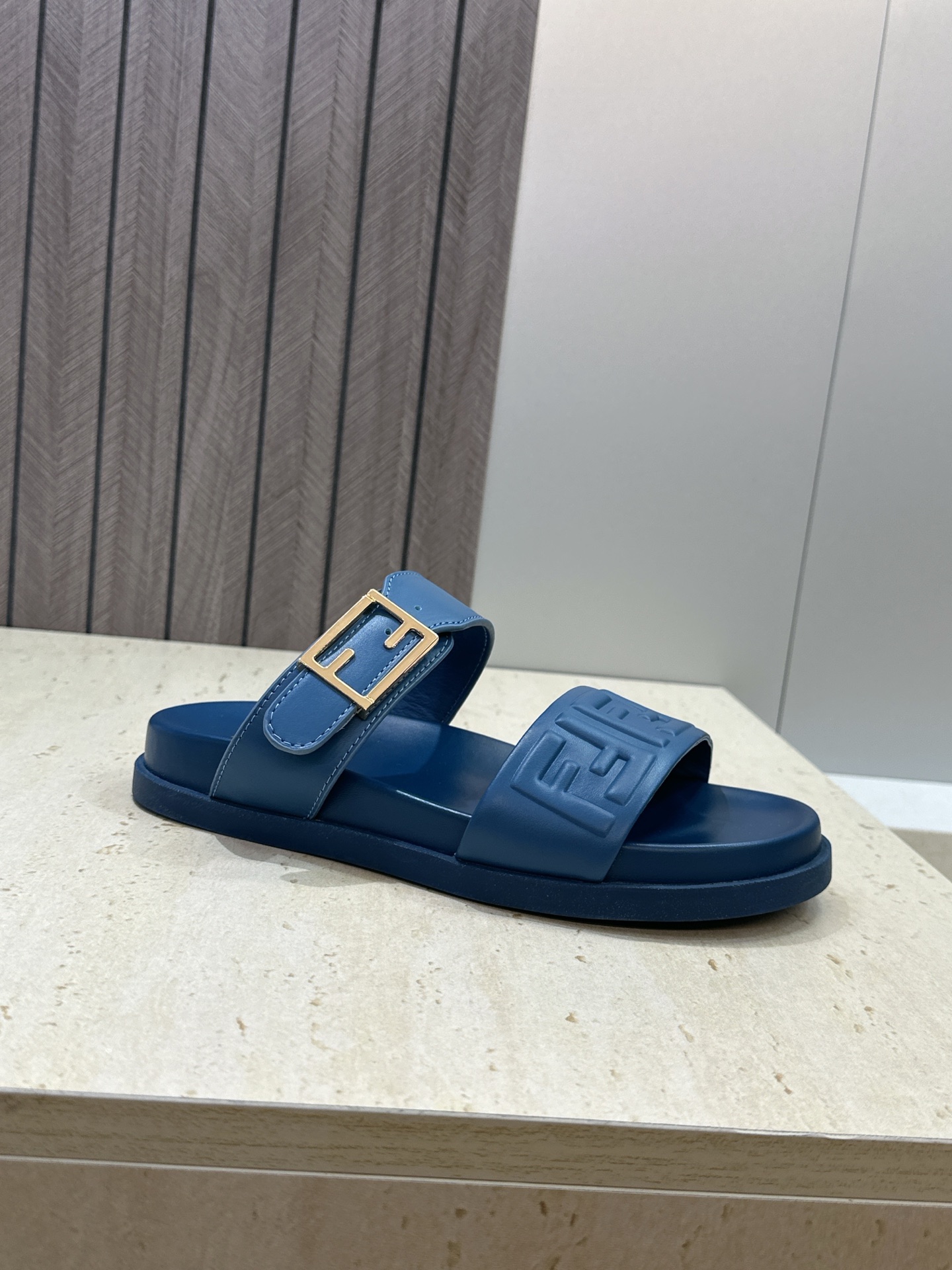 芬迪 Fendi 2026春夏情侣新款懒人沙滩鞋 F家明星同款字母logo五金扣厚底圆头露趾拼色凉拖鞋材