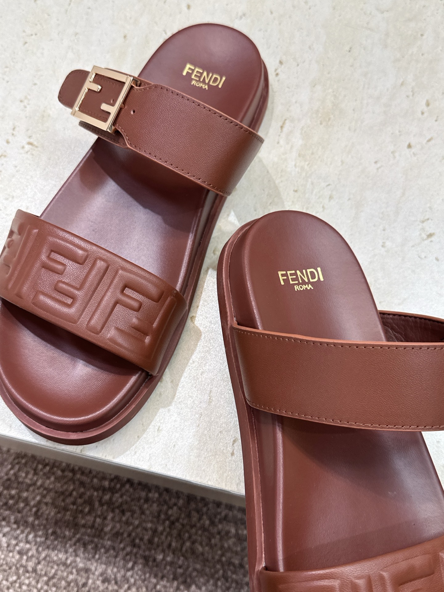 芬迪 Fendi 2026春夏情侣新款懒人沙滩鞋 F家明星同款字母logo五金扣厚底圆头露趾拼色凉拖鞋材
