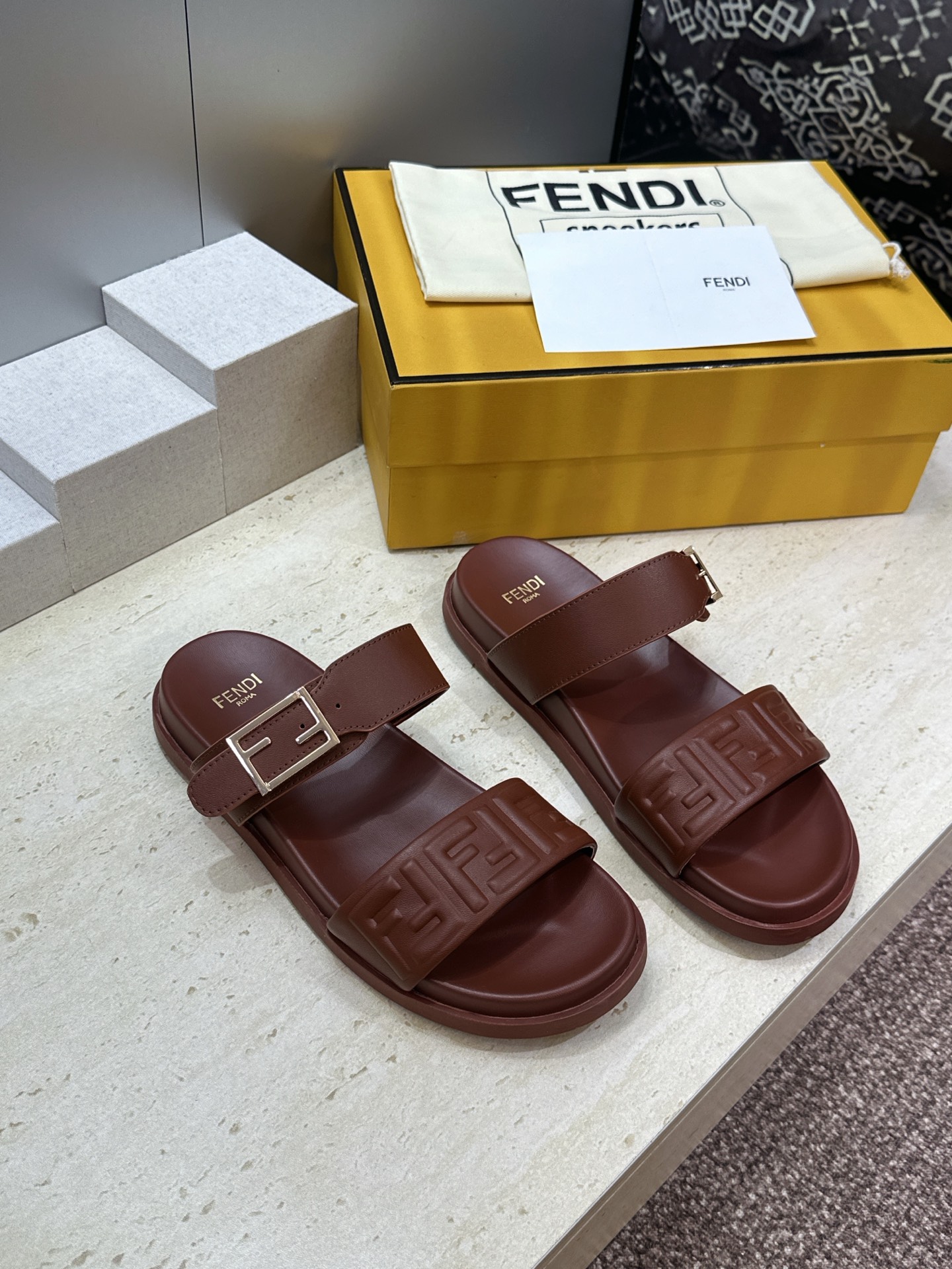 芬迪 Fendi 2026春夏情侣新款懒人沙滩鞋 F家明星同款字母logo五金扣厚底圆头露趾拼色凉拖鞋材