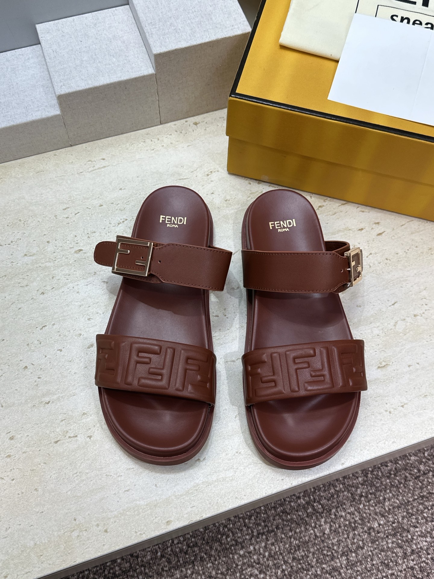 芬迪 Fendi 2026春夏情侣新款懒人沙滩鞋 F家明星同款字母logo五金扣厚底圆头露趾拼色凉拖鞋材