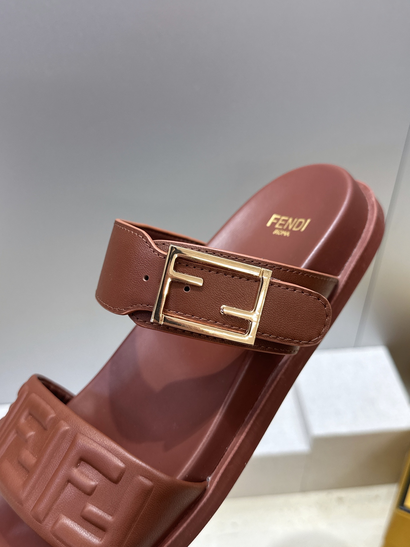 芬迪 Fendi 2026春夏情侣新款懒人沙滩鞋 F家明星同款字母logo五金扣厚底圆头露趾拼色凉拖鞋材