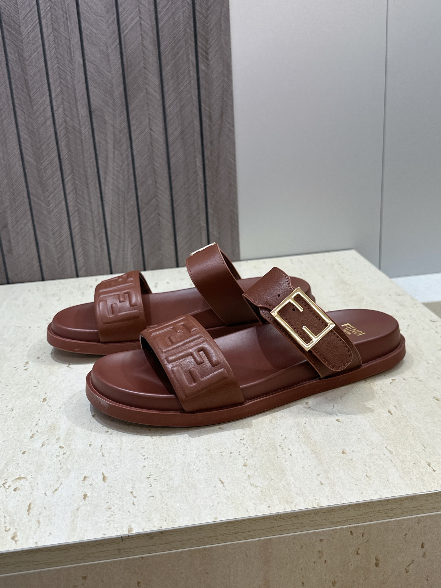 芬迪 Fendi 2026春夏情侣新款懒人沙滩鞋 F家明星同款字母logo五金扣厚底圆头露趾拼色凉拖鞋材
