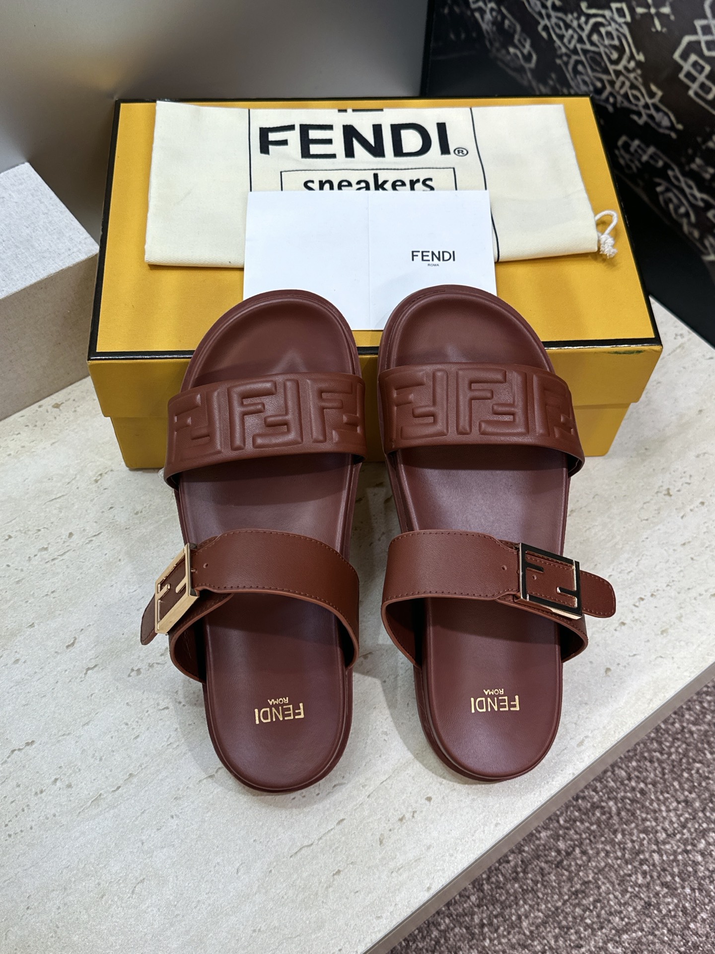 芬迪 Fendi 2026春夏情侣新款懒人沙滩鞋 F家明星同款字母logo五金扣厚底圆头露趾拼色凉拖鞋材