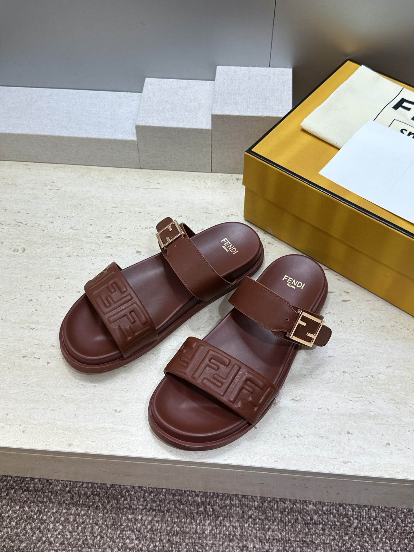 芬迪 Fendi 2026春夏情侣新款懒人沙滩鞋 F家明星同款字母logo五金扣厚底圆头露趾拼色凉拖鞋材