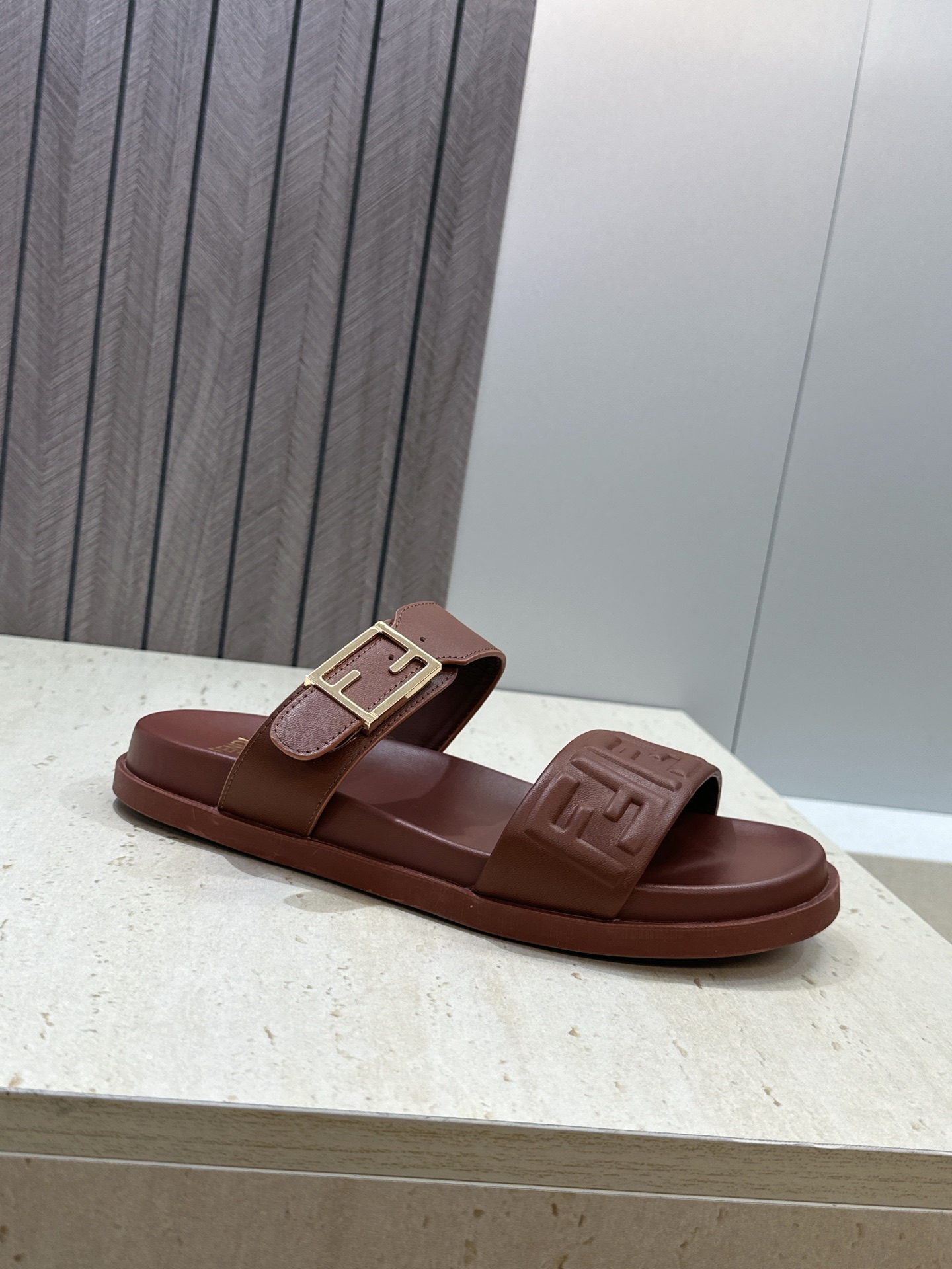 芬迪 Fendi 2026春夏情侣新款懒人沙滩鞋 F家明星同款字母logo五金扣厚底圆头露趾拼色凉拖鞋材