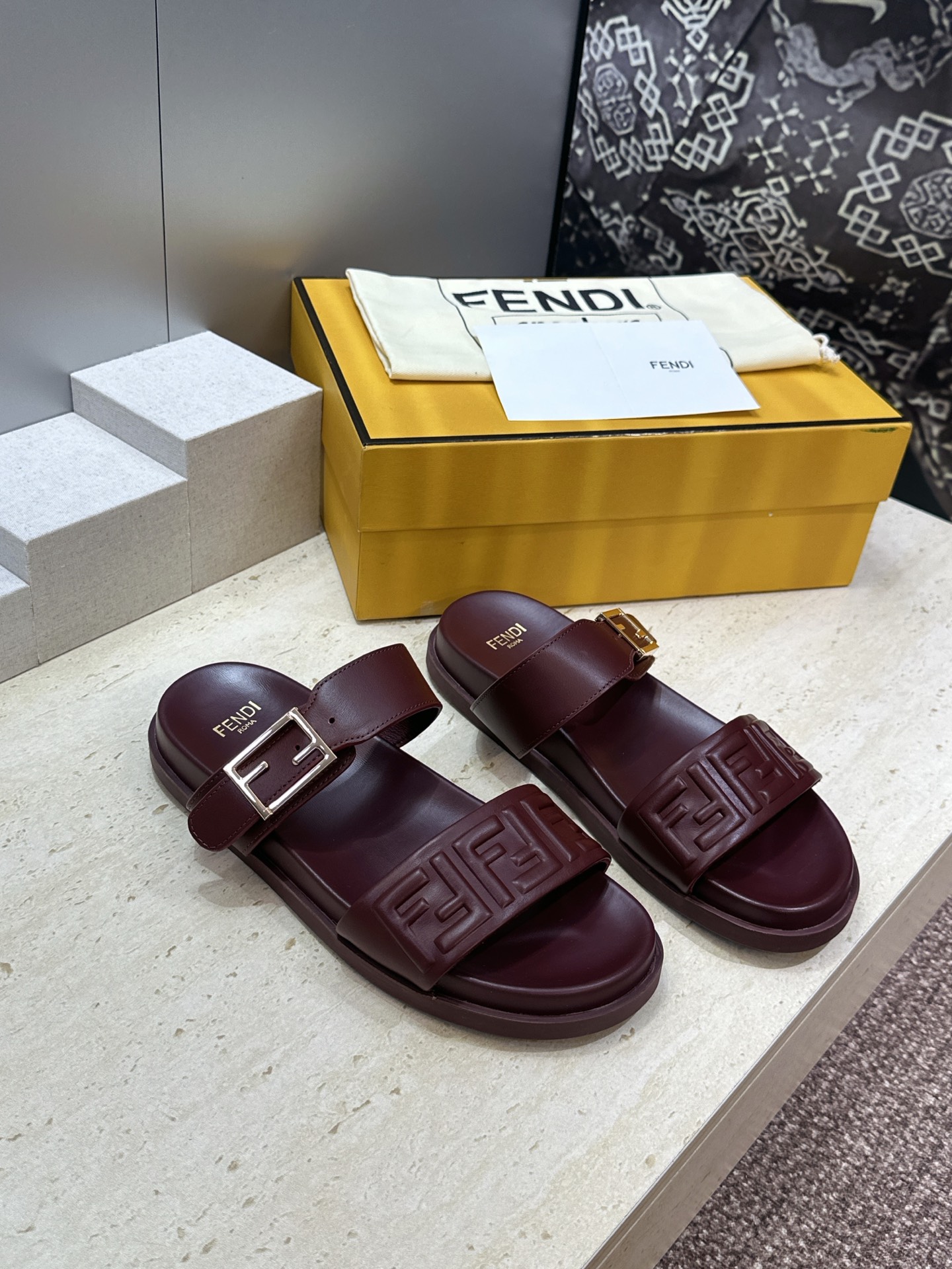 芬迪 Fendi 2026春夏情侣新款懒人沙滩鞋 F家明星同款字母logo五金扣厚底圆头露趾拼色凉拖鞋材