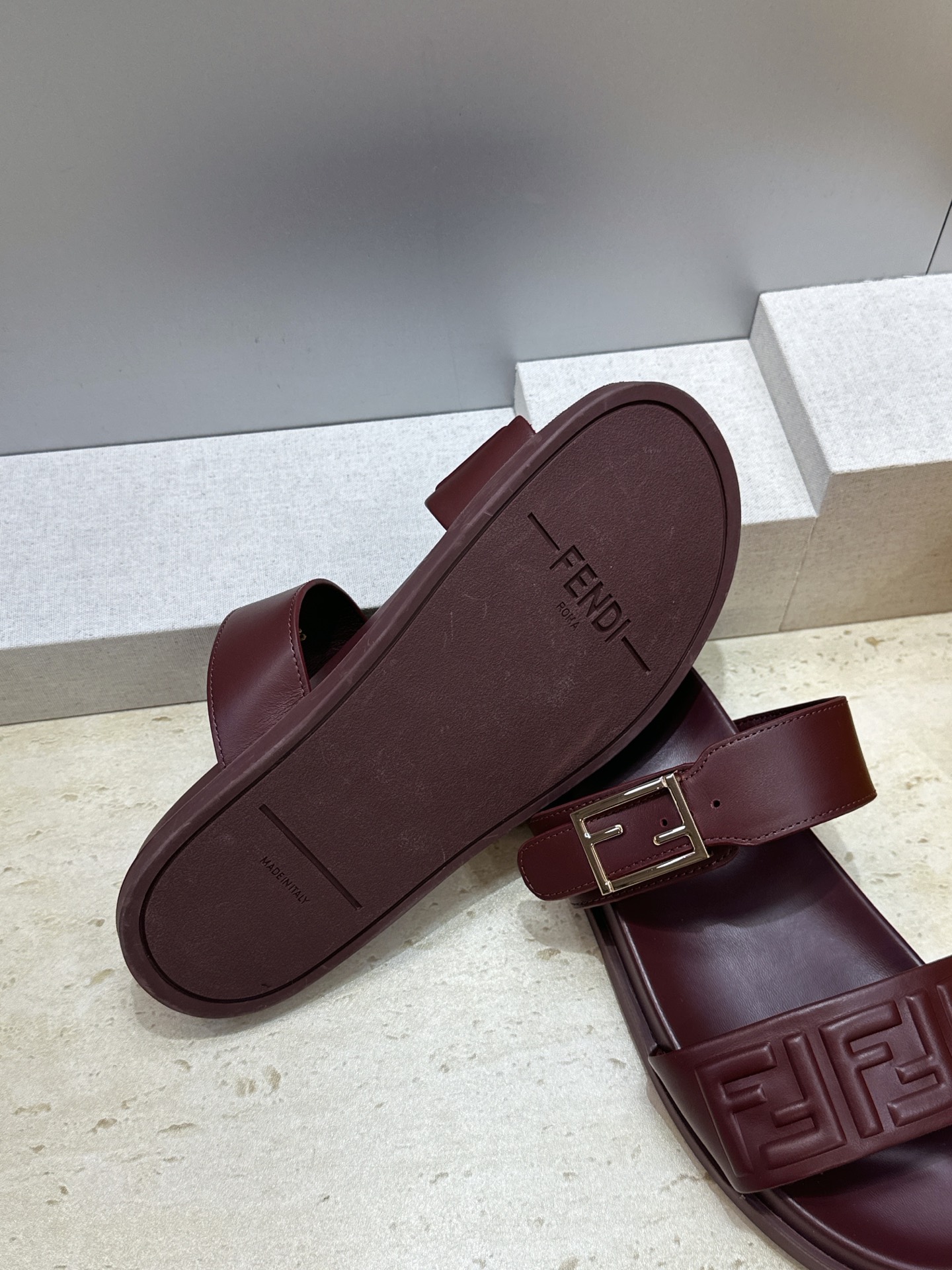 芬迪 Fendi 2026春夏情侣新款懒人沙滩鞋 F家明星同款字母logo五金扣厚底圆头露趾拼色凉拖鞋材
