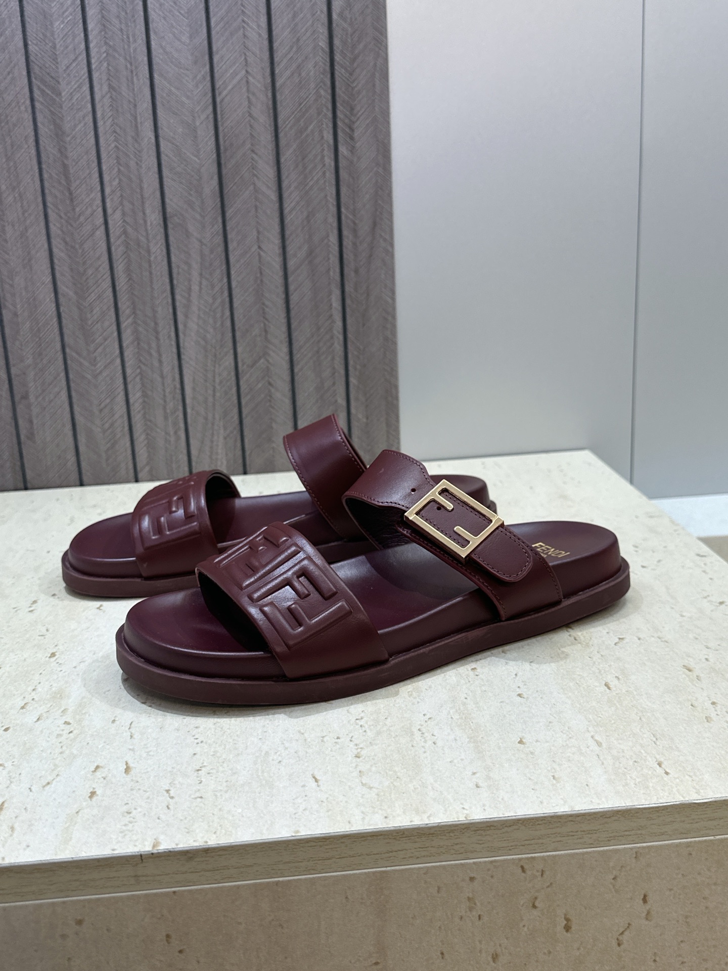 芬迪 Fendi 2026春夏情侣新款懒人沙滩鞋 F家明星同款字母logo五金扣厚底圆头露趾拼色凉拖鞋材