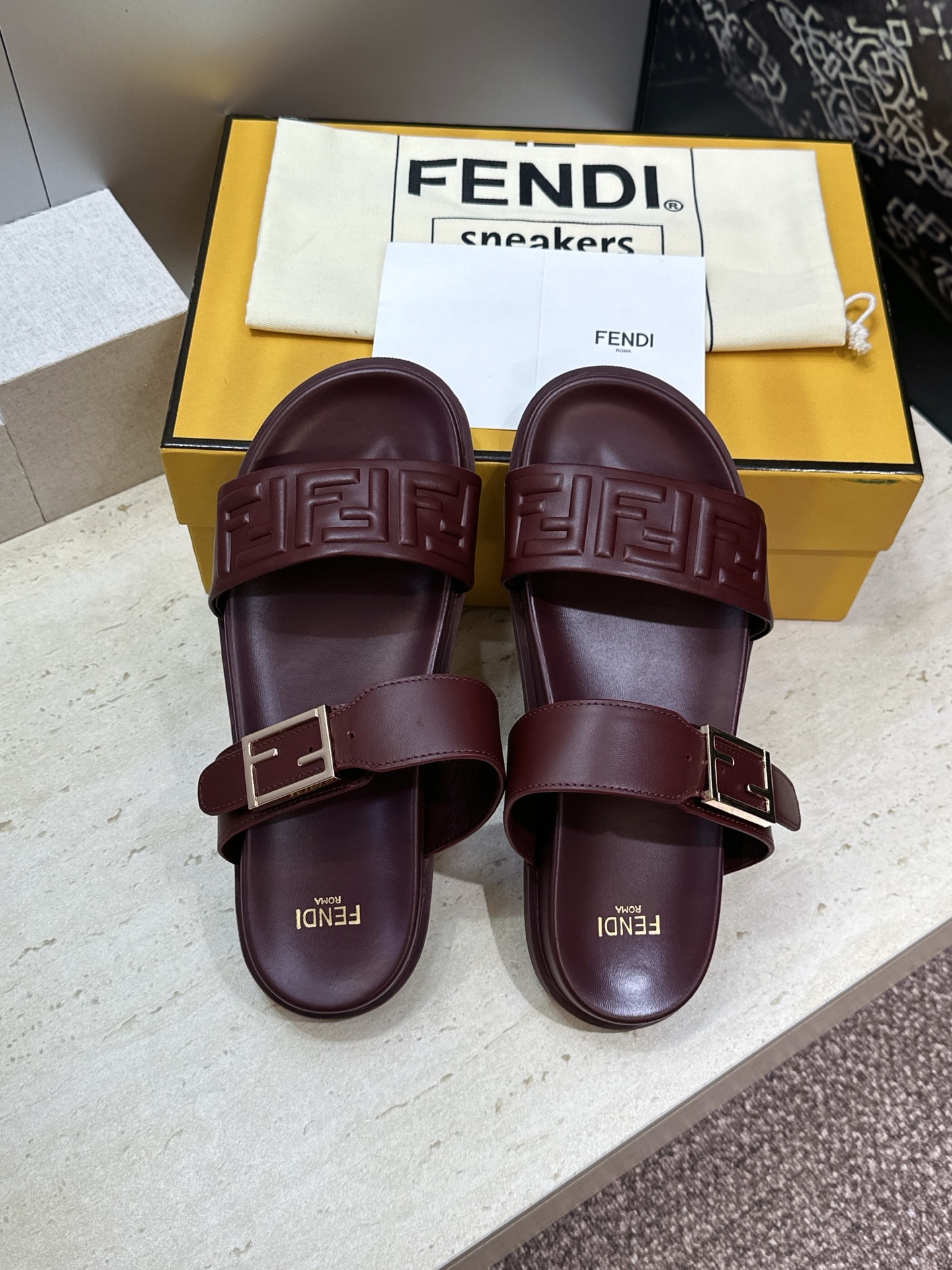 芬迪 Fendi 2026春夏情侣新款懒人沙滩鞋 F家明星同款字母logo五金扣厚底圆头露趾拼色凉拖鞋材