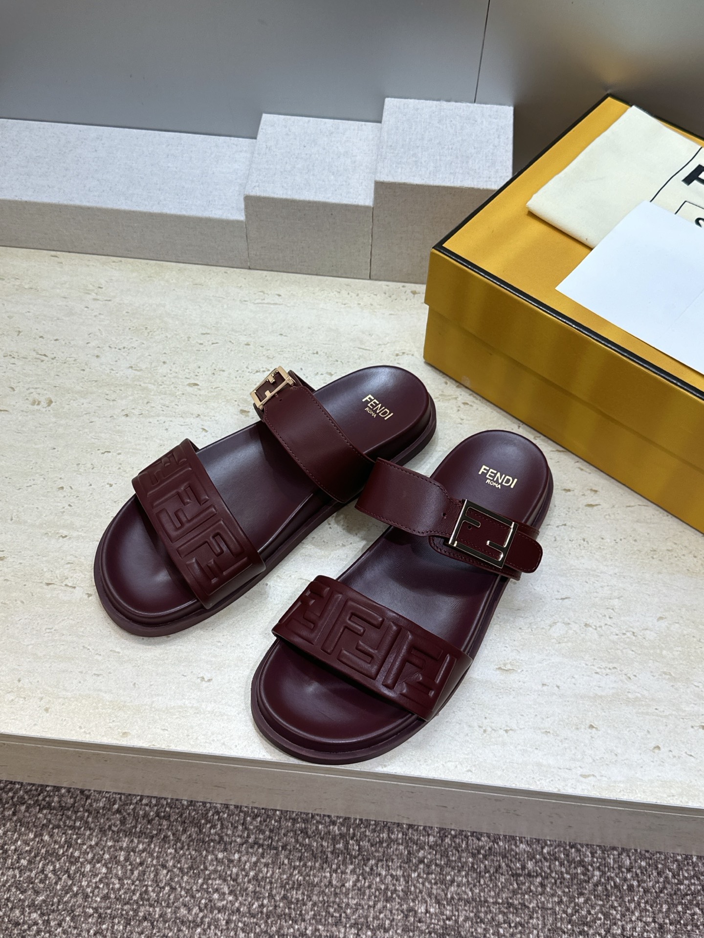芬迪 Fendi 2026春夏情侣新款懒人沙滩鞋 F家明星同款字母logo五金扣厚底圆头露趾拼色凉拖鞋材