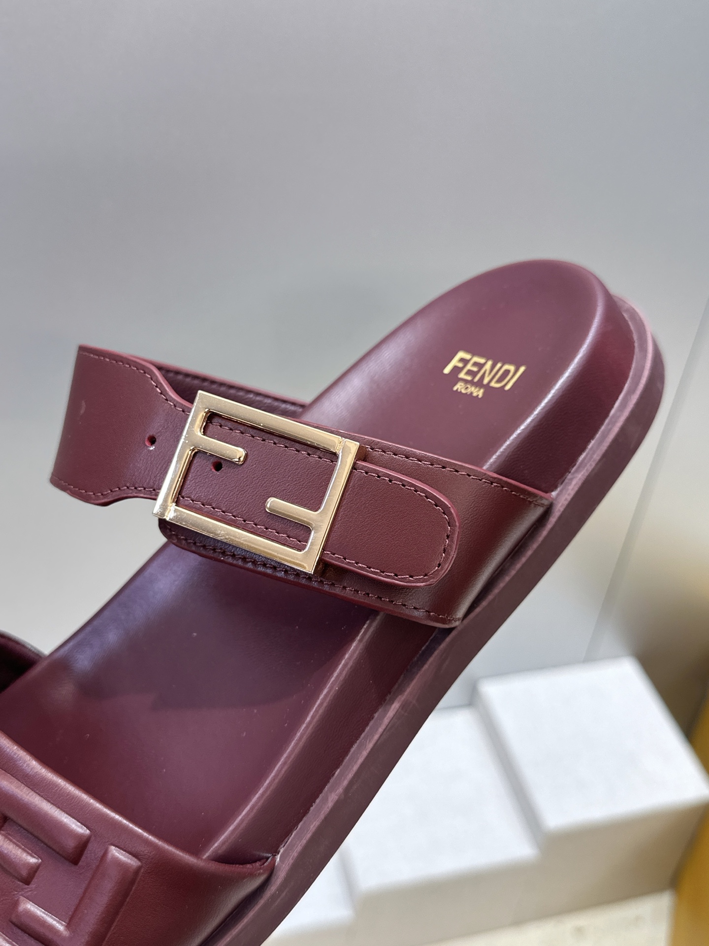 芬迪 Fendi 2026春夏情侣新款懒人沙滩鞋 F家明星同款字母logo五金扣厚底圆头露趾拼色凉拖鞋材