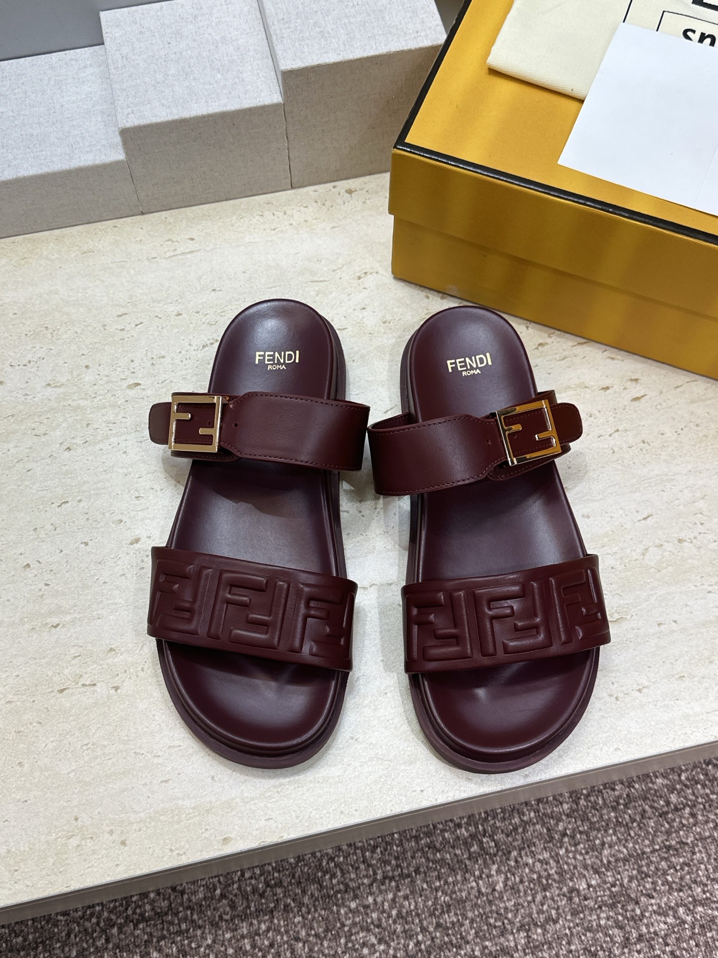 芬迪 Fendi 2026春夏情侣新款懒人沙滩鞋 F家明星同款字母logo五金扣厚底圆头露趾拼色凉拖鞋材