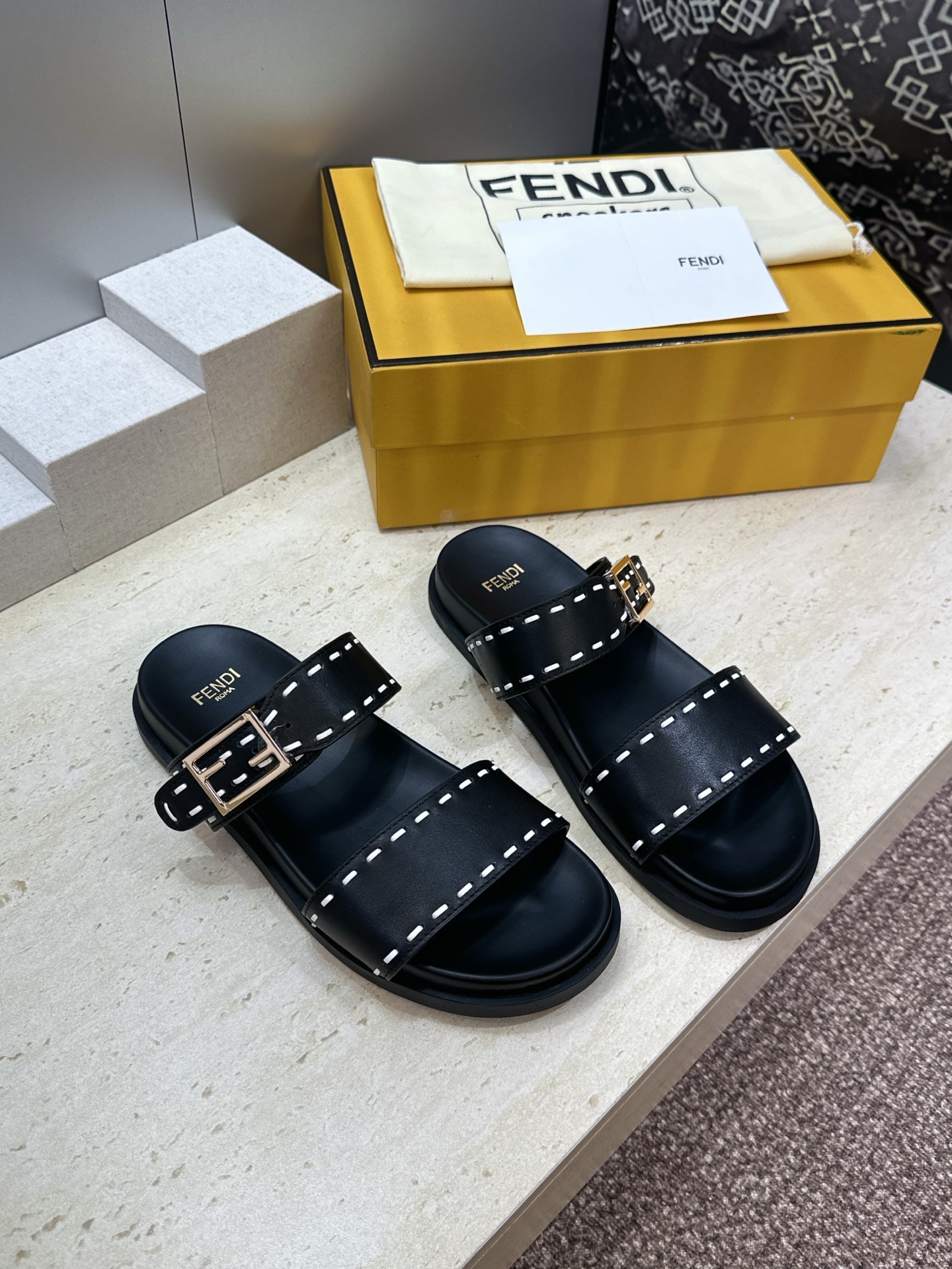 芬迪 Fendi 2026春夏情侣新款懒人沙滩鞋 F家明星同款字母logo五金扣厚底圆头露趾拼色凉拖鞋材