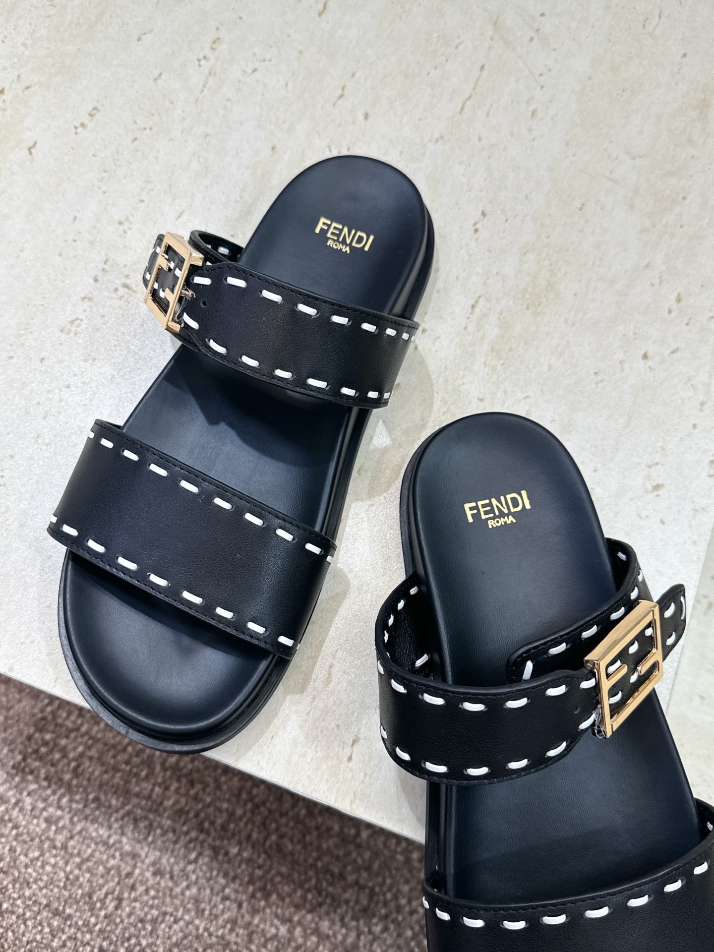 芬迪 Fendi 2026春夏情侣新款懒人沙滩鞋 F家明星同款字母logo五金扣厚底圆头露趾拼色凉拖鞋材