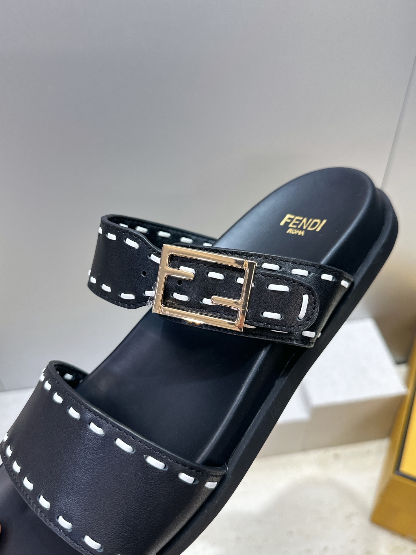 芬迪 Fendi 2026春夏情侣新款懒人沙滩鞋 F家明星同款字母logo五金扣厚底圆头露趾拼色凉拖鞋材