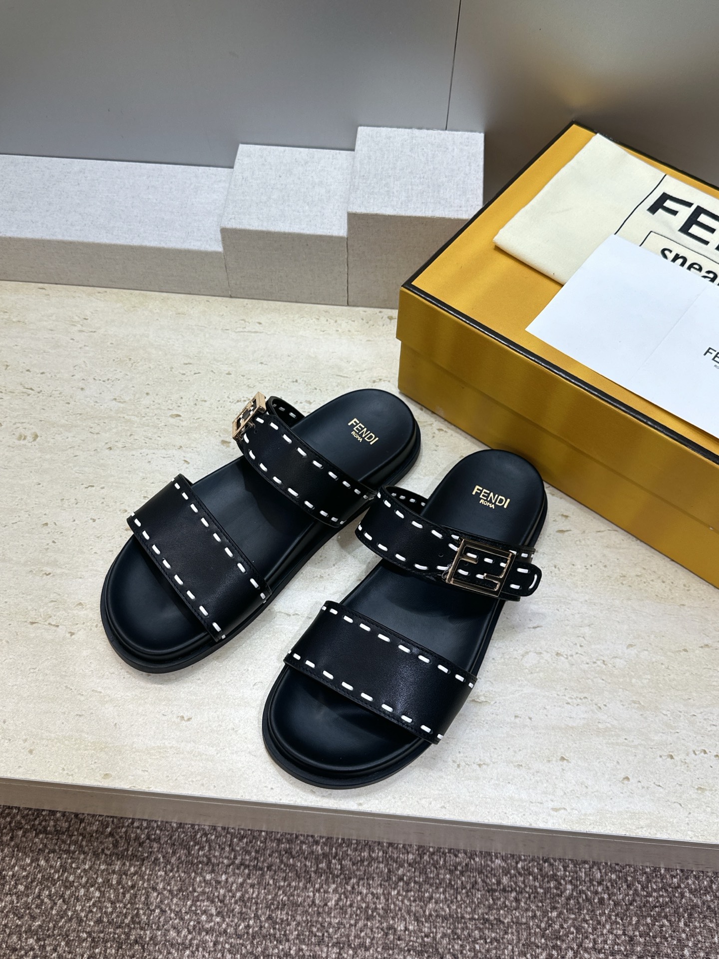 芬迪 Fendi 2026春夏情侣新款懒人沙滩鞋 F家明星同款字母logo五金扣厚底圆头露趾拼色凉拖鞋材