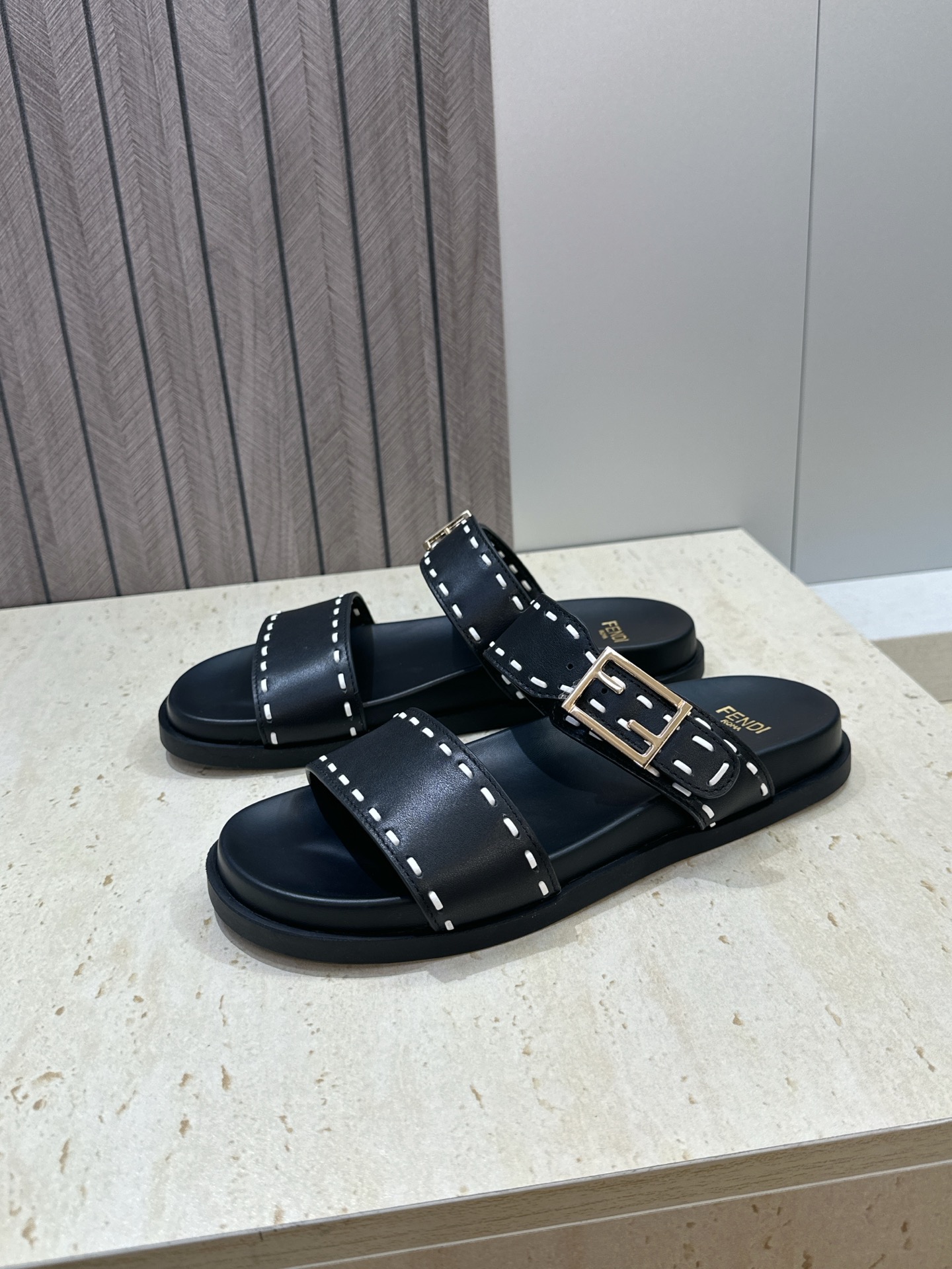 芬迪 Fendi 2026春夏情侣新款懒人沙滩鞋 F家明星同款字母logo五金扣厚底圆头露趾拼色凉拖鞋材