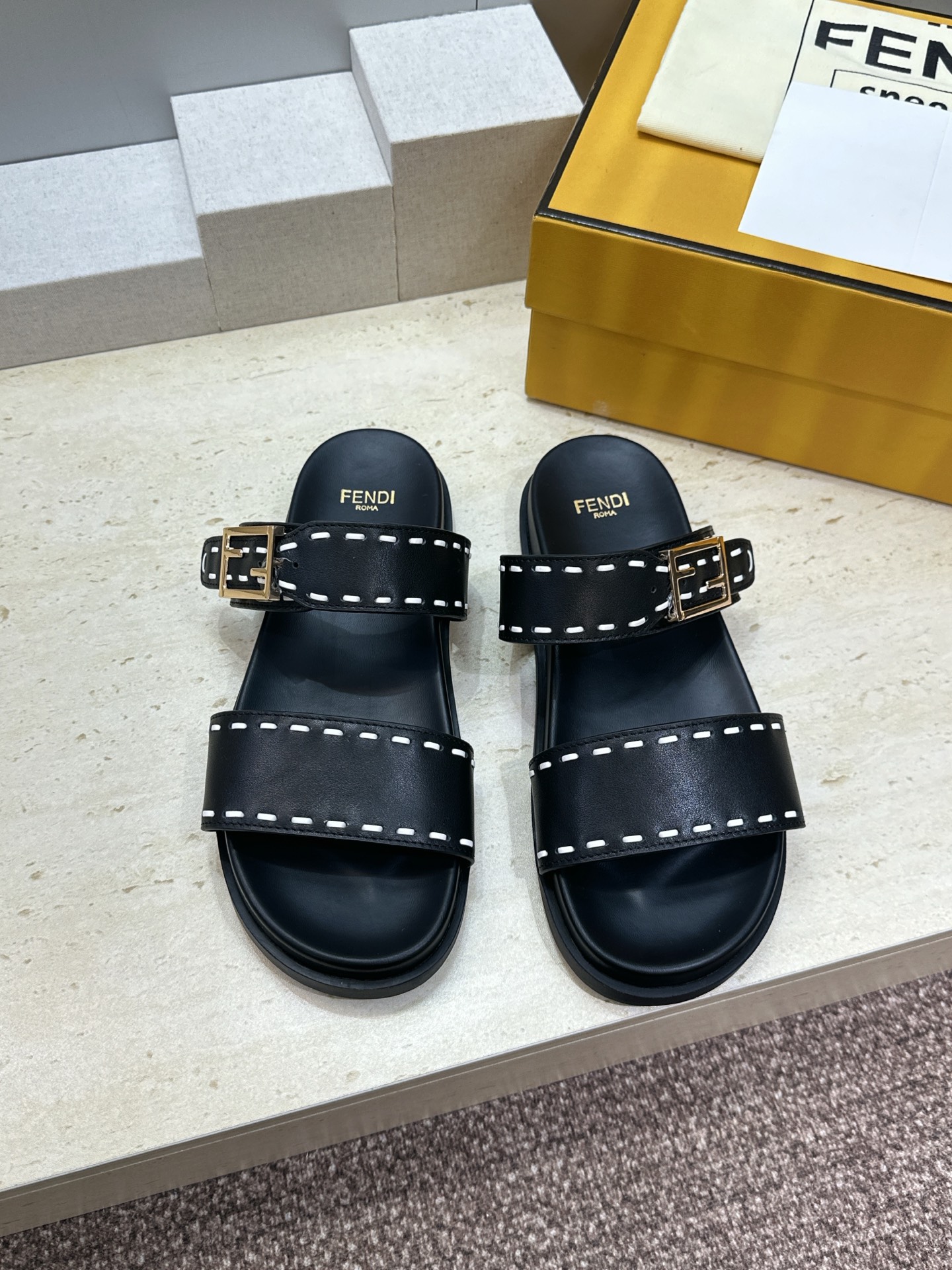 芬迪 Fendi 2026春夏情侣新款懒人沙滩鞋 F家明星同款字母logo五金扣厚底圆头露趾拼色凉拖鞋材