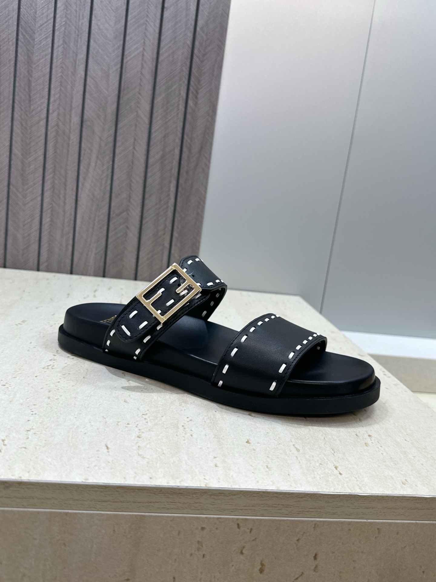 芬迪 Fendi 2026春夏情侣新款懒人沙滩鞋 F家明星同款字母logo五金扣厚底圆头露趾拼色凉拖鞋材