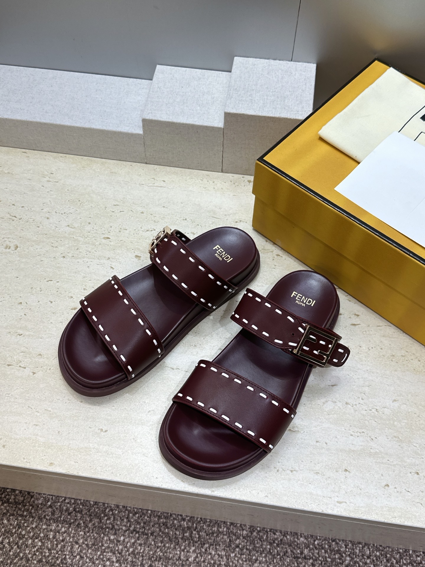 芬迪 Fendi 2026春夏情侣新款懒人沙滩鞋 F家明星同款字母logo五金扣厚底圆头露趾拼色凉拖鞋材