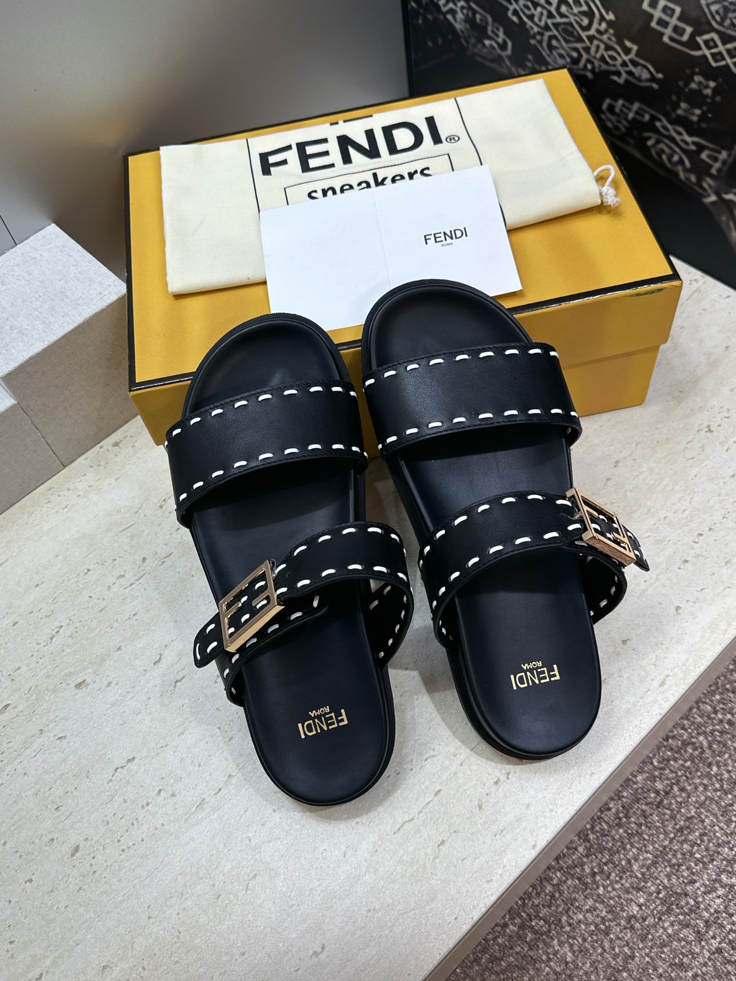 芬迪 Fendi 2026春夏情侣新款懒人沙滩鞋 F家明星同款字母logo五金扣厚底圆头露趾拼色凉拖鞋材