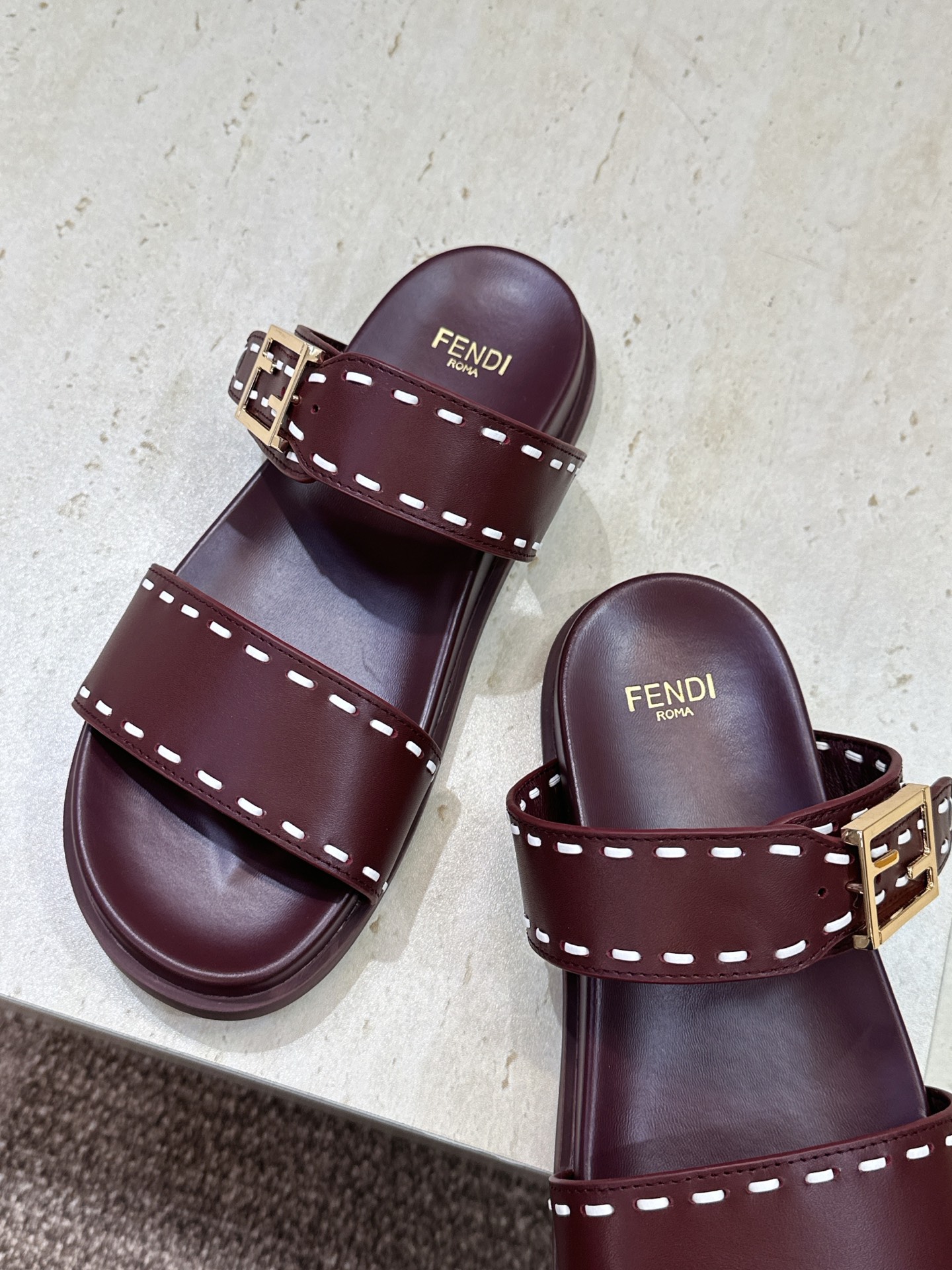 芬迪 Fendi 2026春夏情侣新款懒人沙滩鞋 F家明星同款字母logo五金扣厚底圆头露趾拼色凉拖鞋材