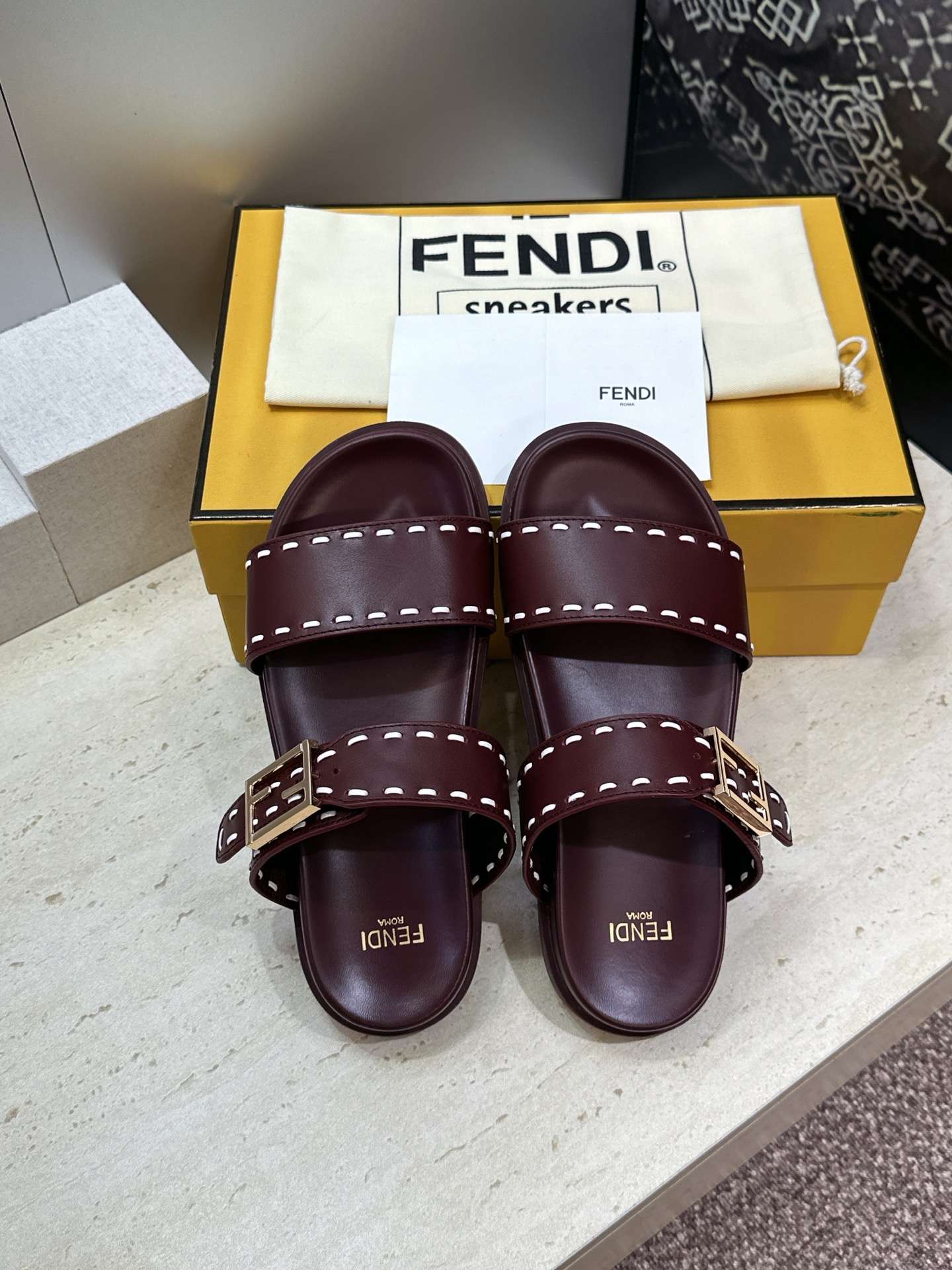 芬迪 Fendi 2026春夏情侣新款懒人沙滩鞋 F家明星同款字母logo五金扣厚底圆头露趾拼色凉拖鞋材