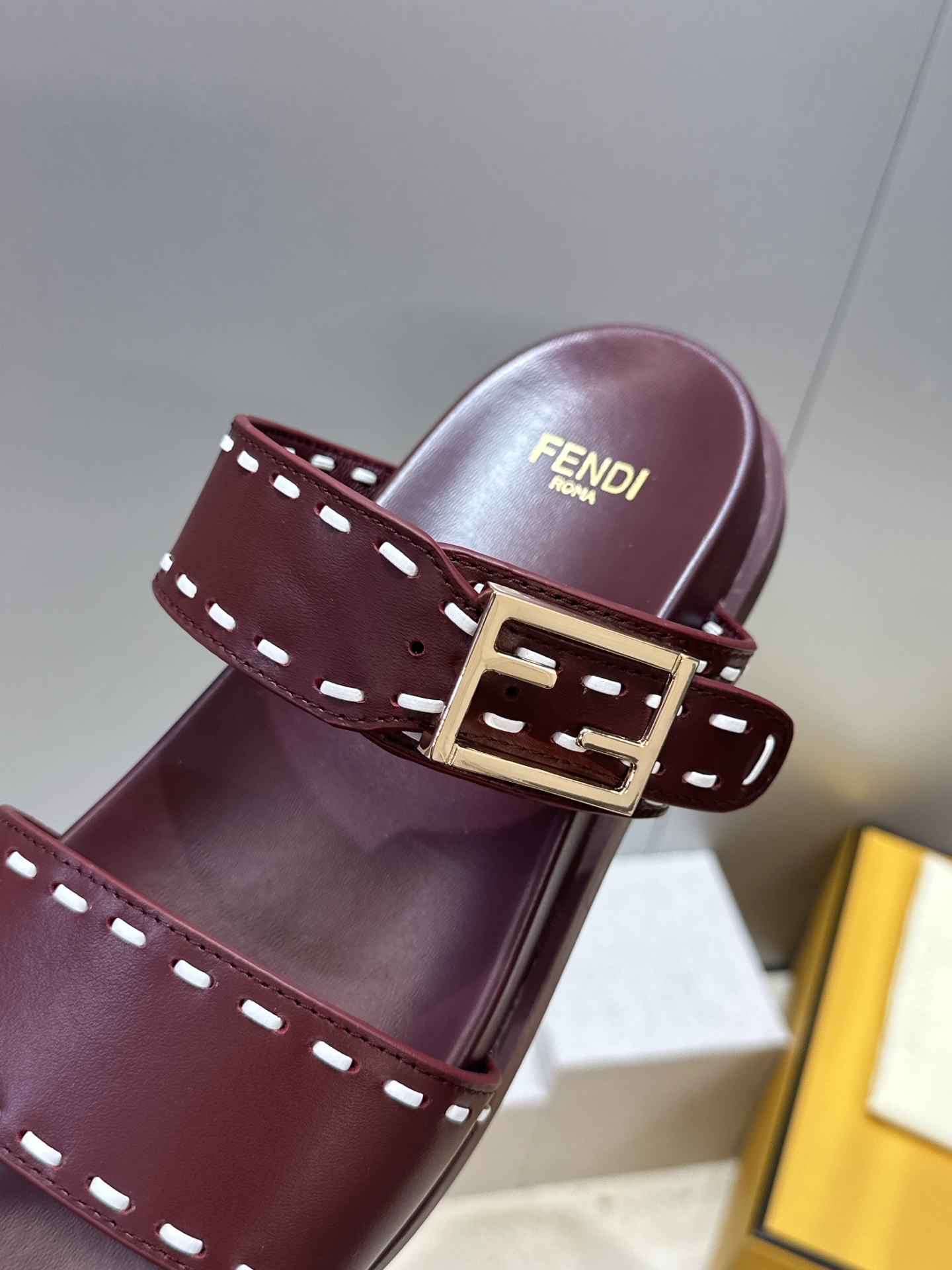 芬迪 Fendi 2026春夏情侣新款懒人沙滩鞋 F家明星同款字母logo五金扣厚底圆头露趾拼色凉拖鞋材