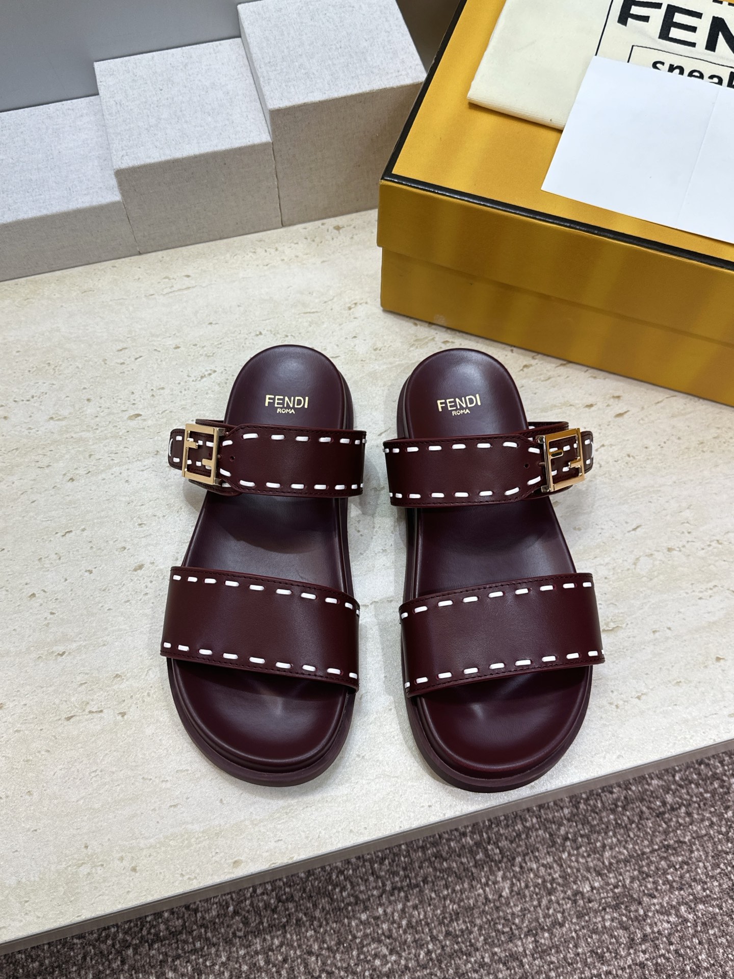 芬迪 Fendi 2026春夏情侣新款懒人沙滩鞋 F家明星同款字母logo五金扣厚底圆头露趾拼色凉拖鞋材