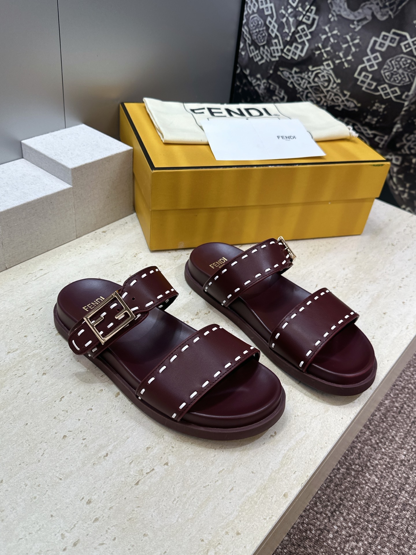 芬迪 Fendi 2026春夏情侣新款懒人沙滩鞋 F家明星同款字母logo五金扣厚底圆头露趾拼色凉拖鞋材