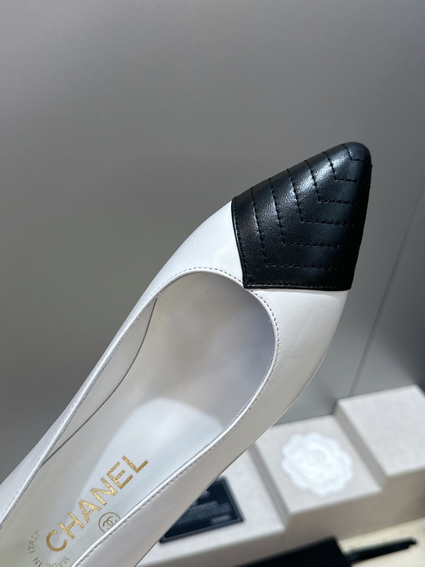 CHANEL 香奈儿 2026春夏新款平底尖头拼色女鞋  小香双C字母logo五金扣时尚百搭单鞋材质:鞋