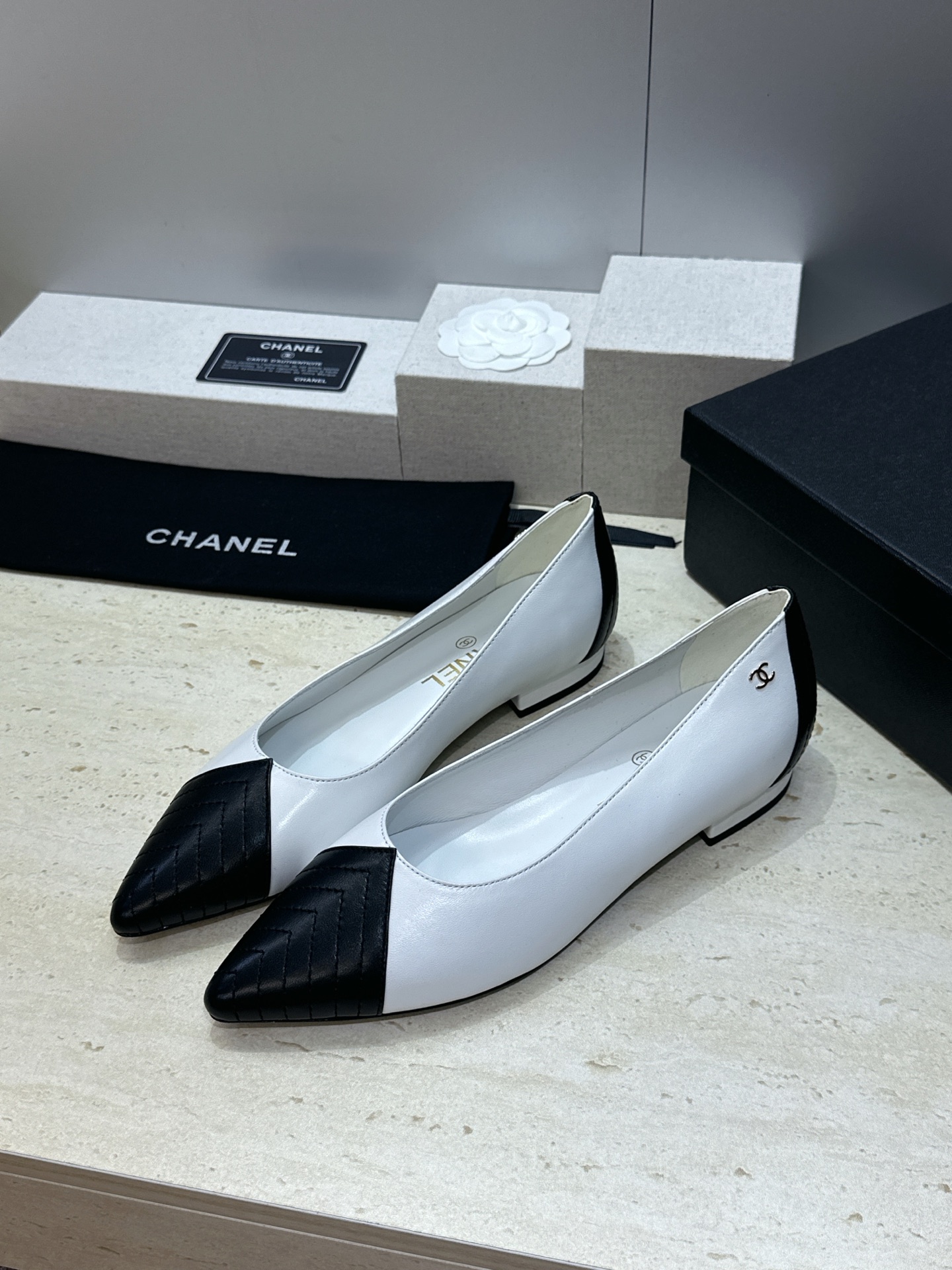 CHANEL 香奈儿 2026春夏新款平底尖头拼色女鞋  小香双C字母logo五金扣时尚百搭单鞋材质:鞋
