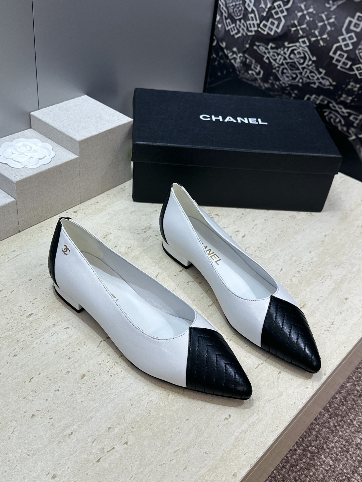 CHANEL 香奈儿 2026春夏新款平底尖头拼色女鞋  小香双C字母logo五金扣时尚百搭单鞋材质:鞋