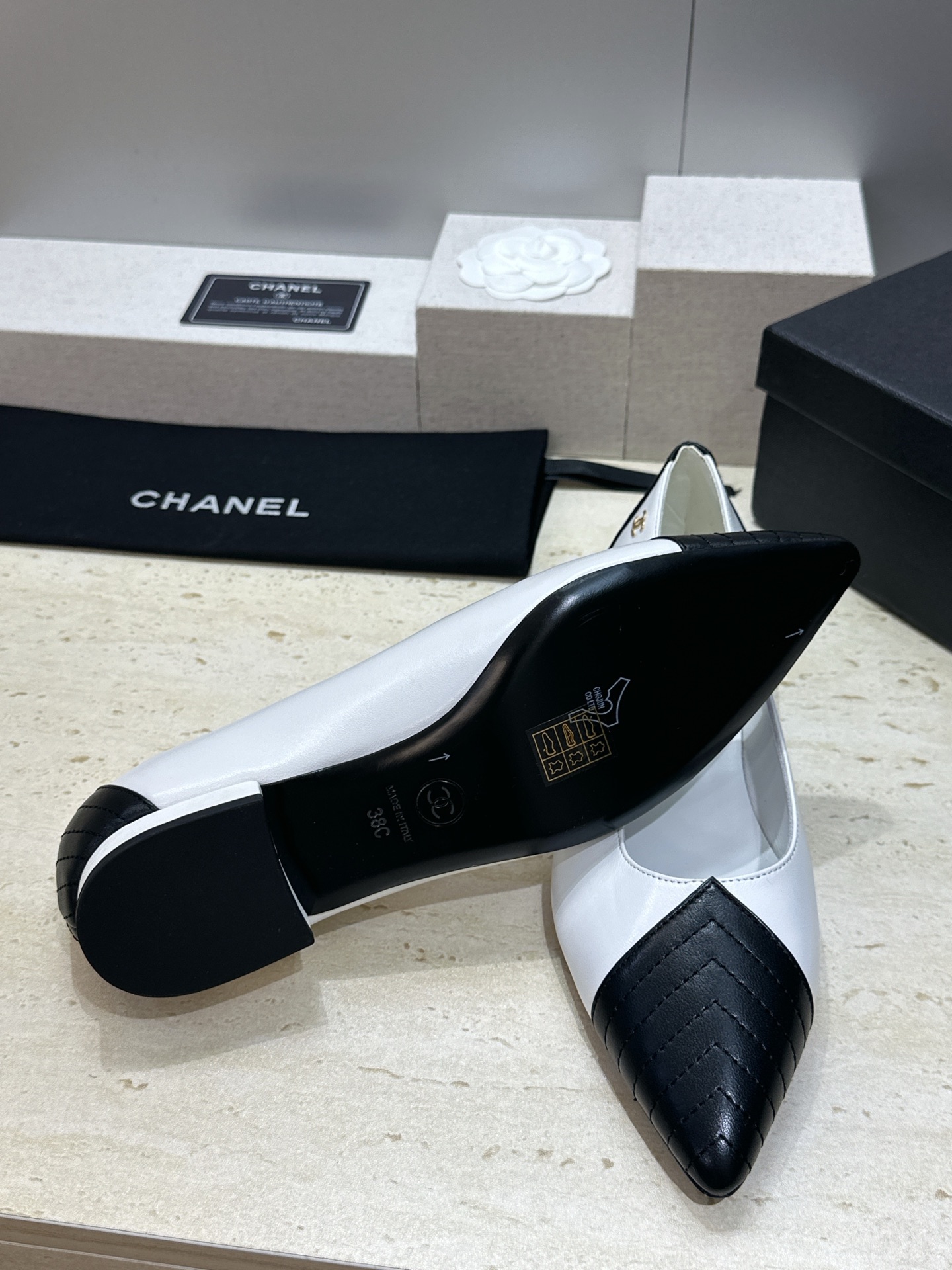 CHANEL 香奈儿 2026春夏新款平底尖头拼色女鞋  小香双C字母logo五金扣时尚百搭单鞋材质:鞋