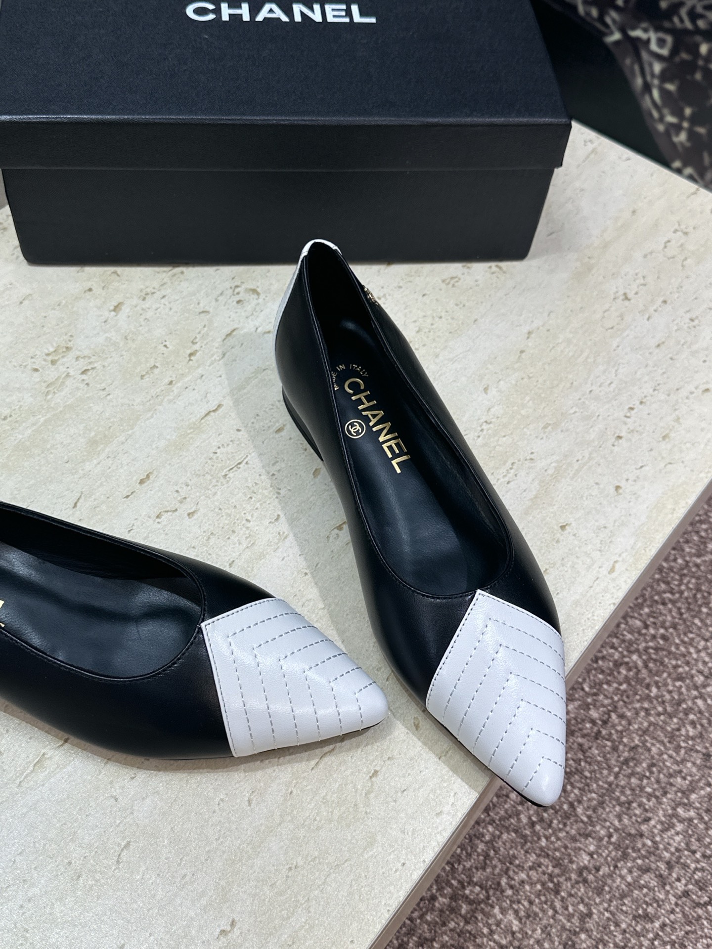 CHANEL 香奈儿 2026春夏新款平底尖头拼色女鞋  小香双C字母logo五金扣时尚百搭单鞋材质:鞋