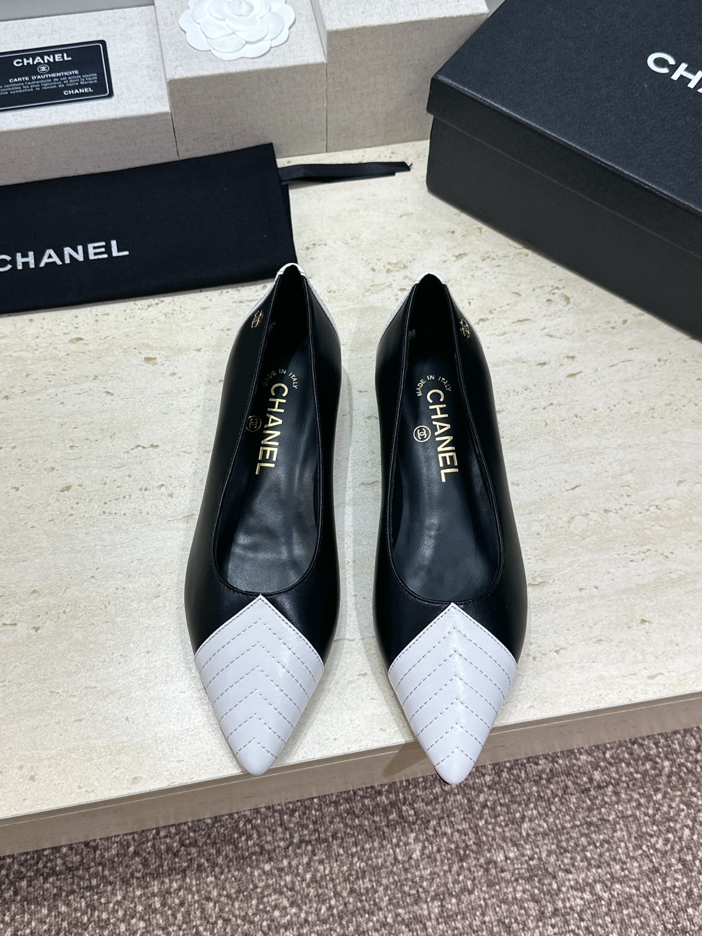 CHANEL 香奈儿 2026春夏新款平底尖头拼色女鞋  小香双C字母logo五金扣时尚百搭单鞋材质:鞋