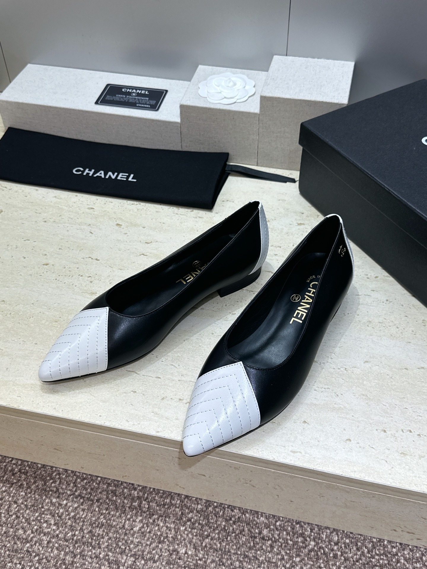 CHANEL 香奈儿 2026春夏新款平底尖头拼色女鞋  小香双C字母logo五金扣时尚百搭单鞋材质:鞋