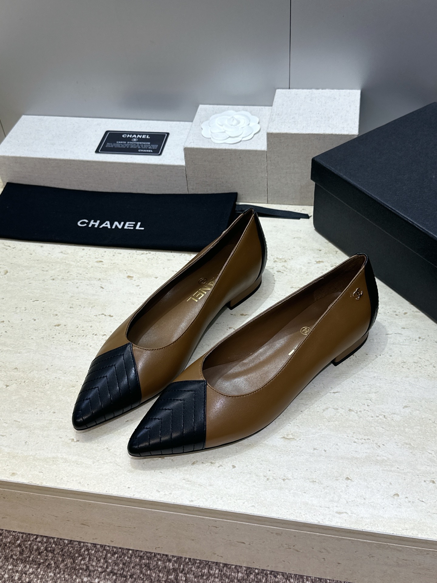 CHANEL 香奈儿 2026春夏新款平底尖头拼色女鞋  小香双C字母logo五金扣时尚百搭单鞋材质:鞋