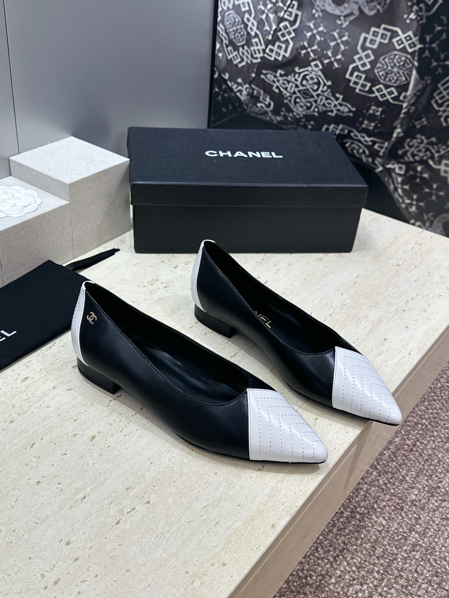 CHANEL 香奈儿 2026春夏新款平底尖头拼色女鞋  小香双C字母logo五金扣时尚百搭单鞋材质:鞋