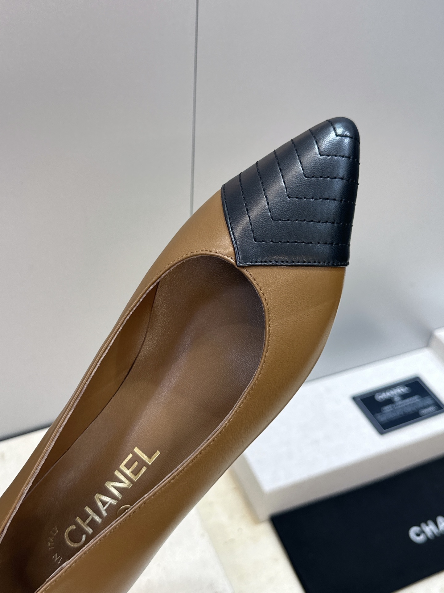 CHANEL 香奈儿 2026春夏新款平底尖头拼色女鞋  小香双C字母logo五金扣时尚百搭单鞋材质:鞋