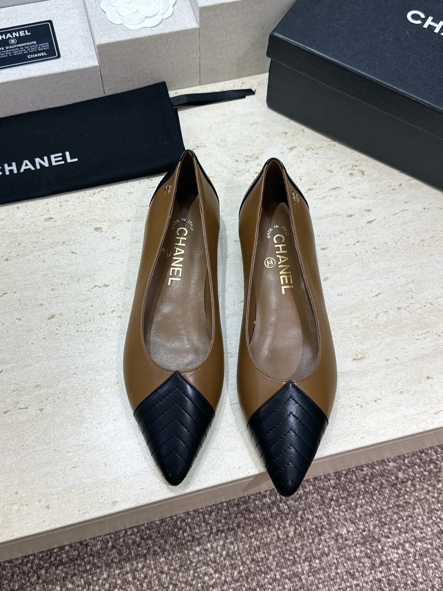 CHANEL 香奈儿 2026春夏新款平底尖头拼色女鞋  小香双C字母logo五金扣时尚百搭单鞋材质:鞋